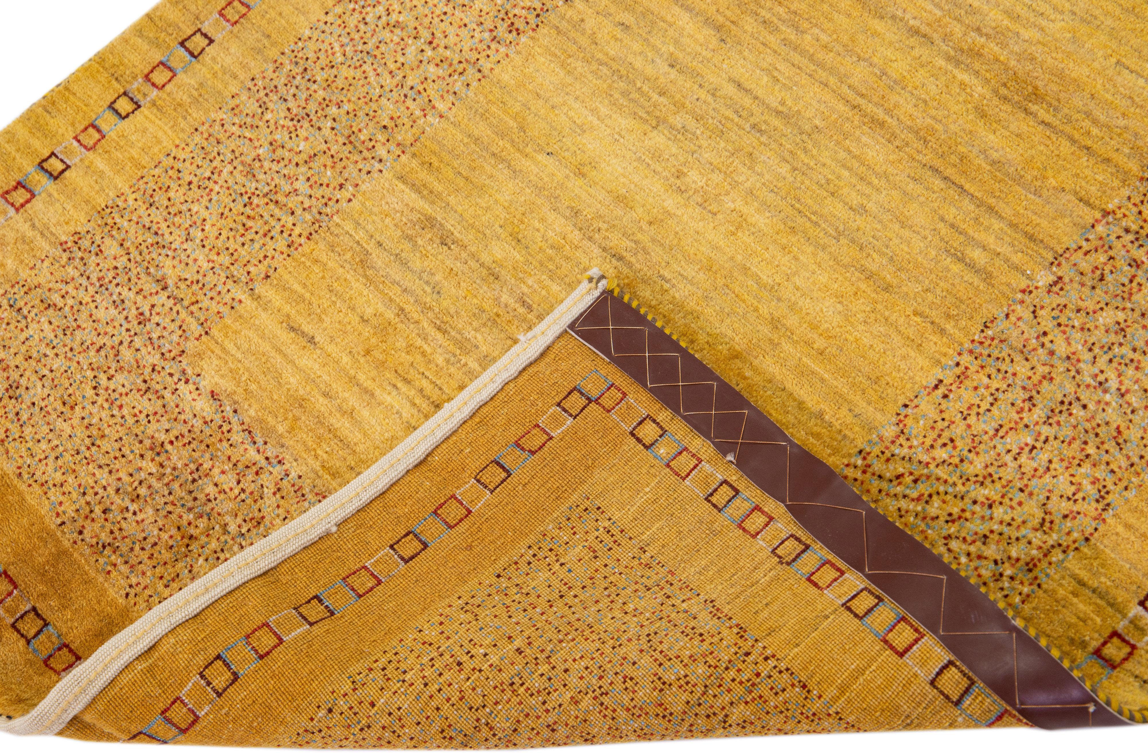 Tissé à la main Tapis persan moderne Gabbeh jaune en laine fait à la main avec motif géométrique en vente
