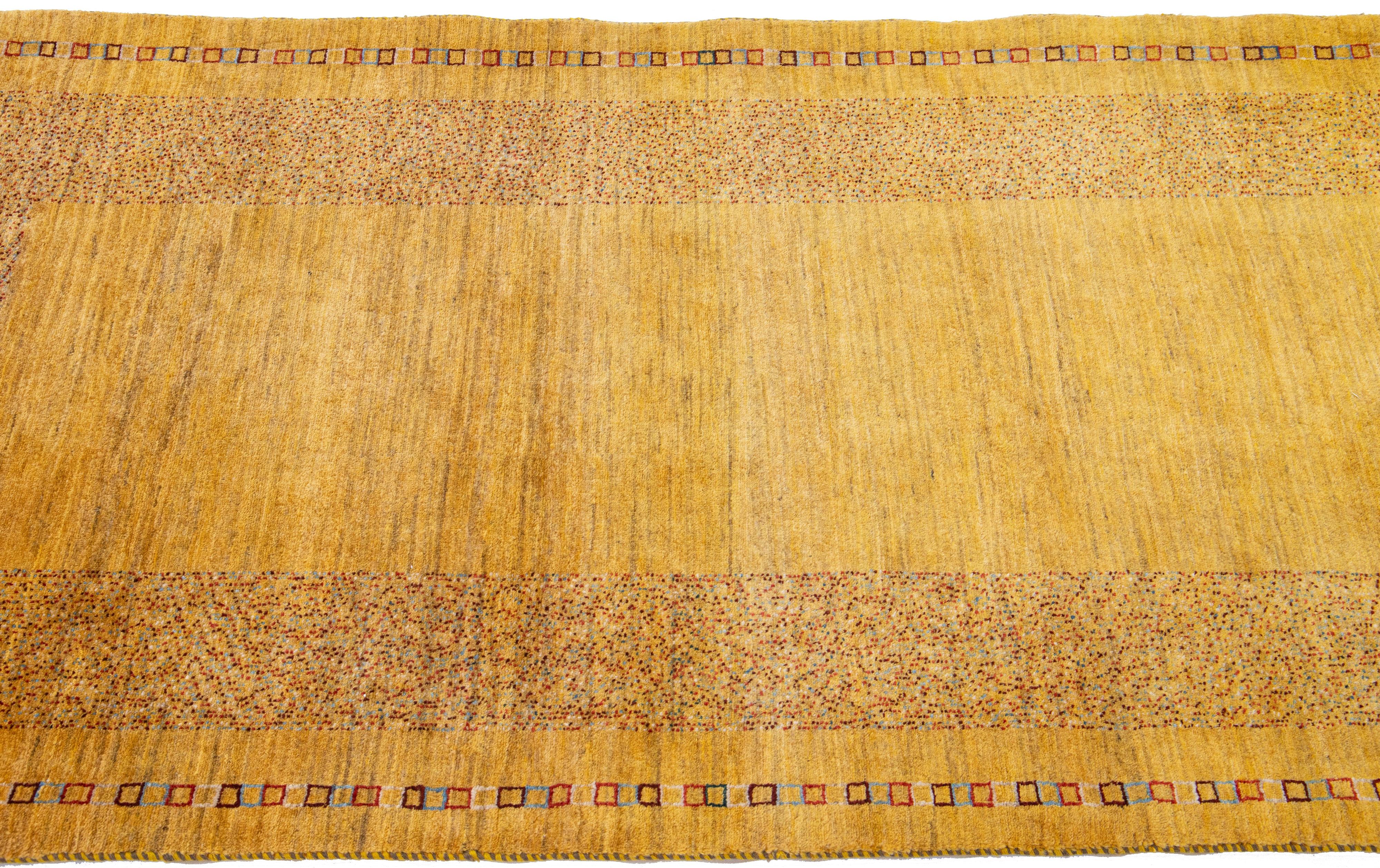 Tapis persan moderne Gabbeh jaune en laine fait à la main avec motif géométrique Neuf - En vente à Norwalk, CT