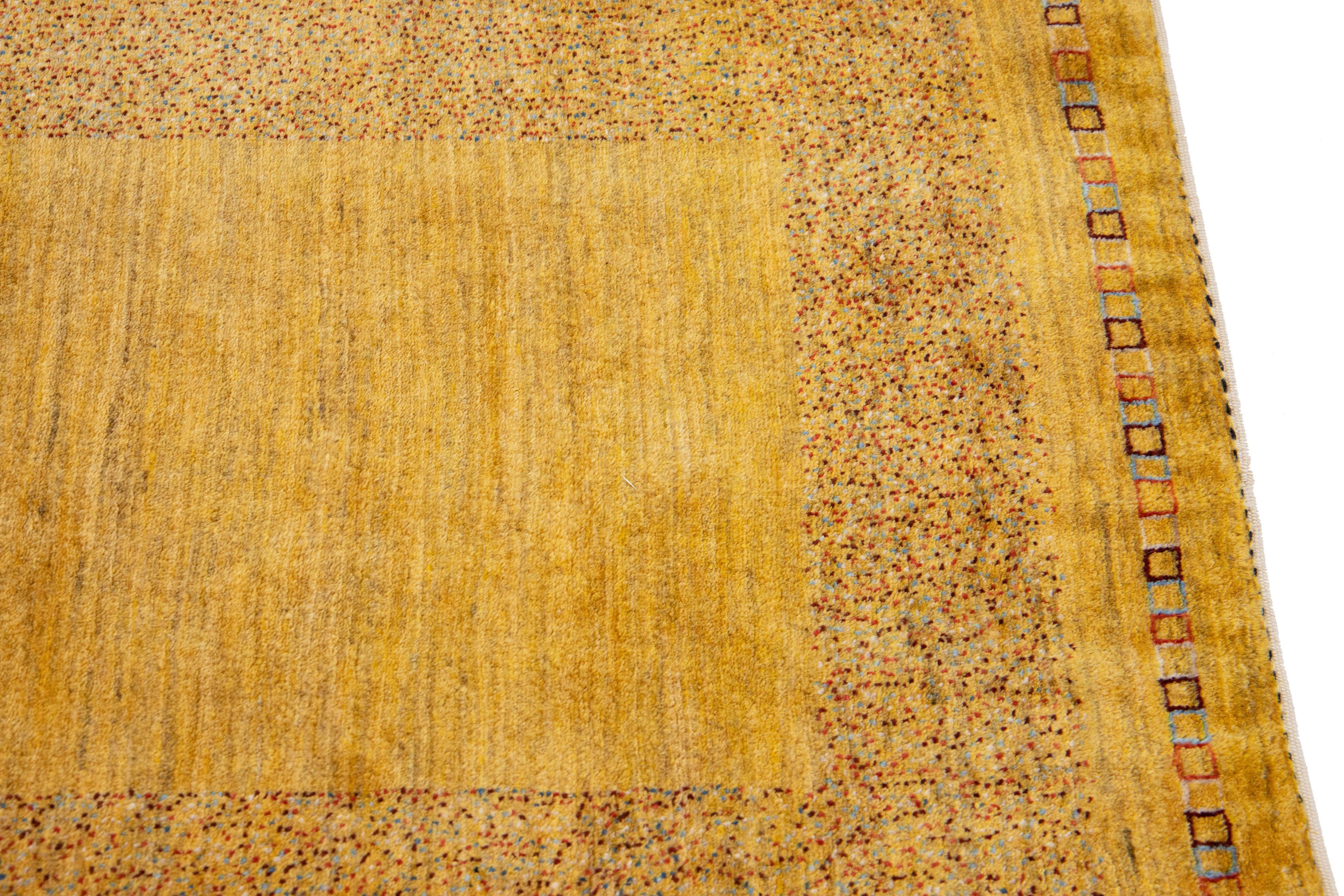 XXIe siècle et contemporain Tapis persan moderne Gabbeh jaune en laine fait à la main avec motif géométrique en vente