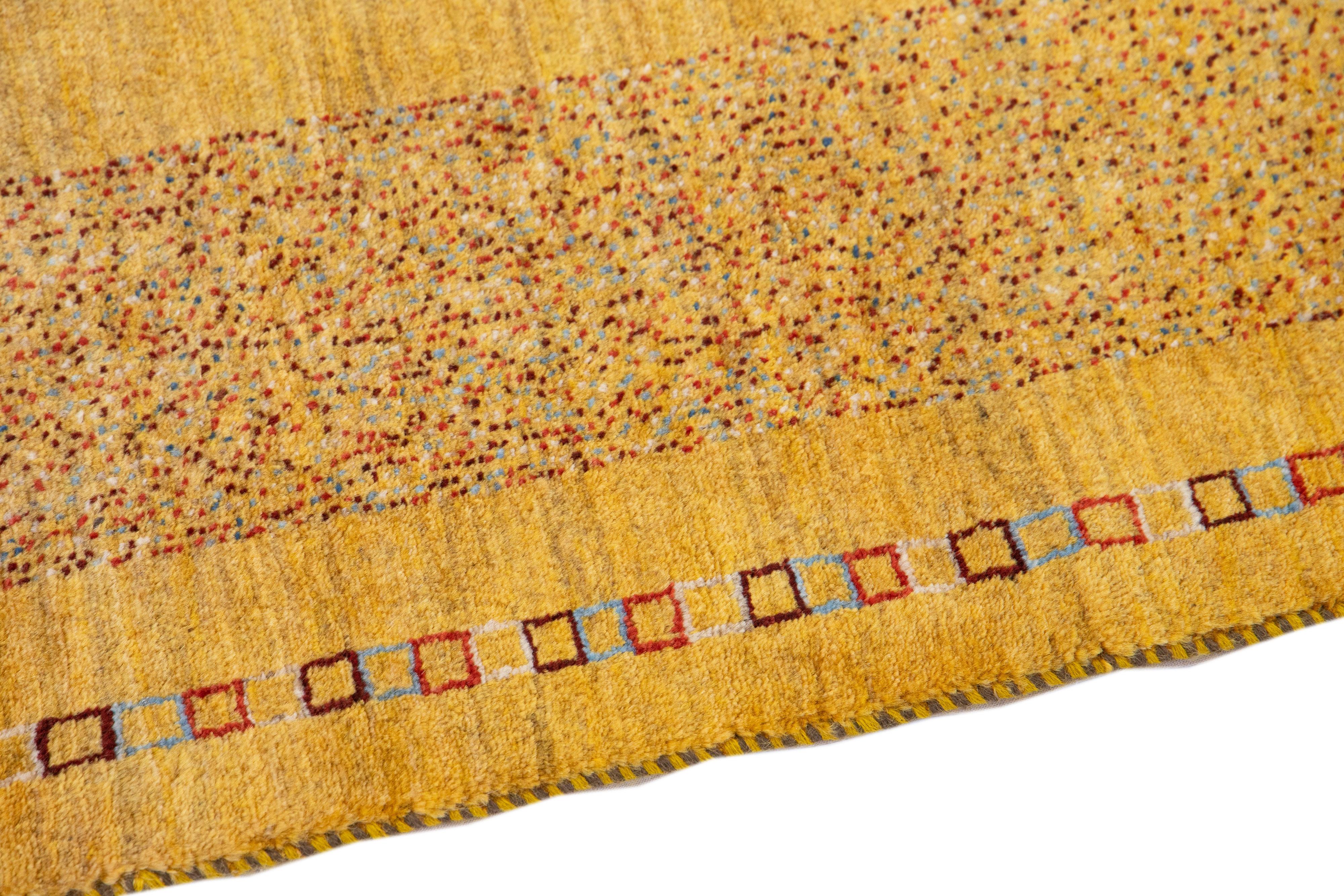 Laine Tapis persan moderne Gabbeh jaune en laine fait à la main avec motif géométrique en vente