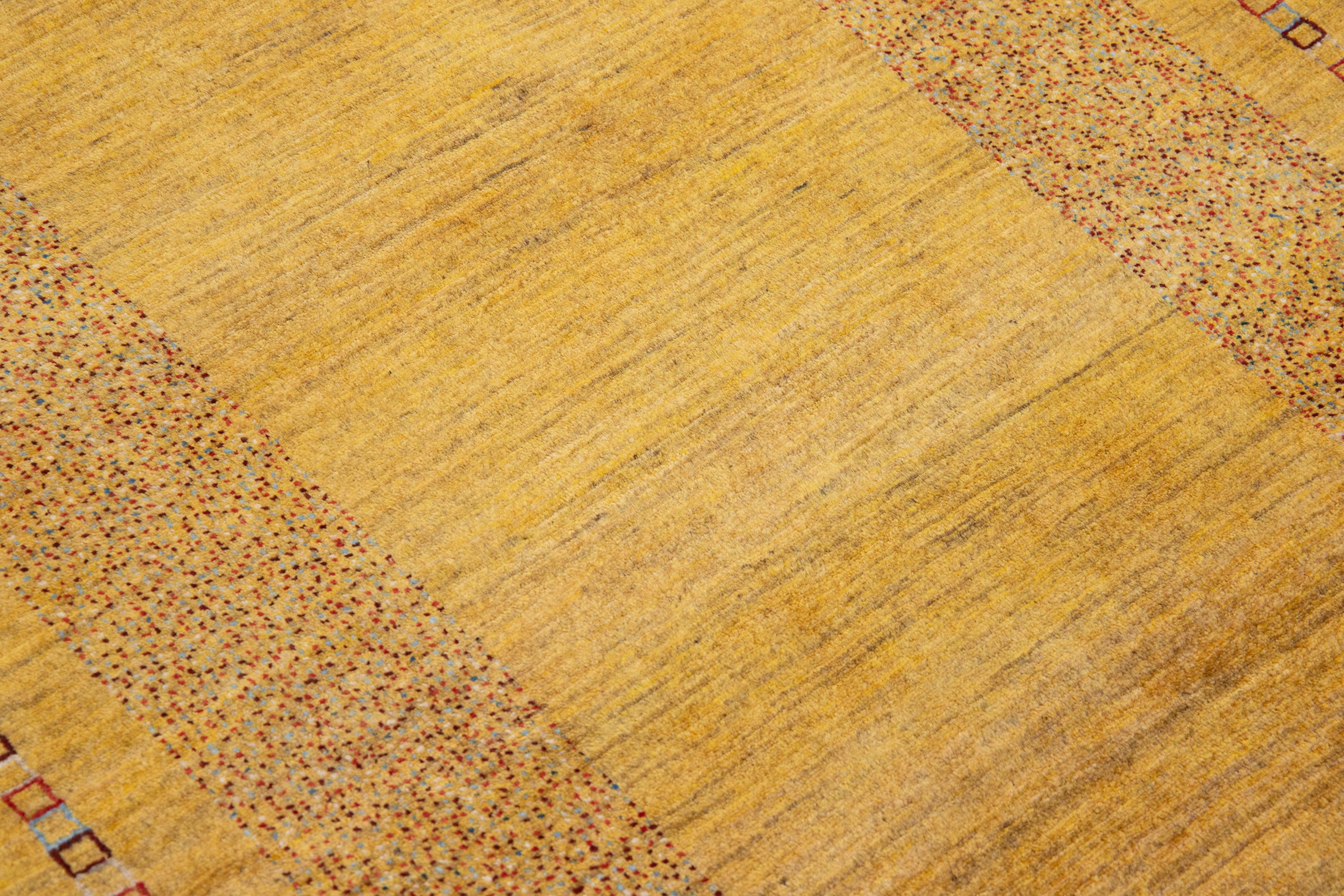 Tapis persan moderne Gabbeh jaune en laine fait à la main avec motif géométrique en vente 1