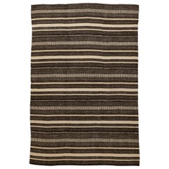 Tapis persan moderne Kilim à rayures noires et brunes sur fond ivoire