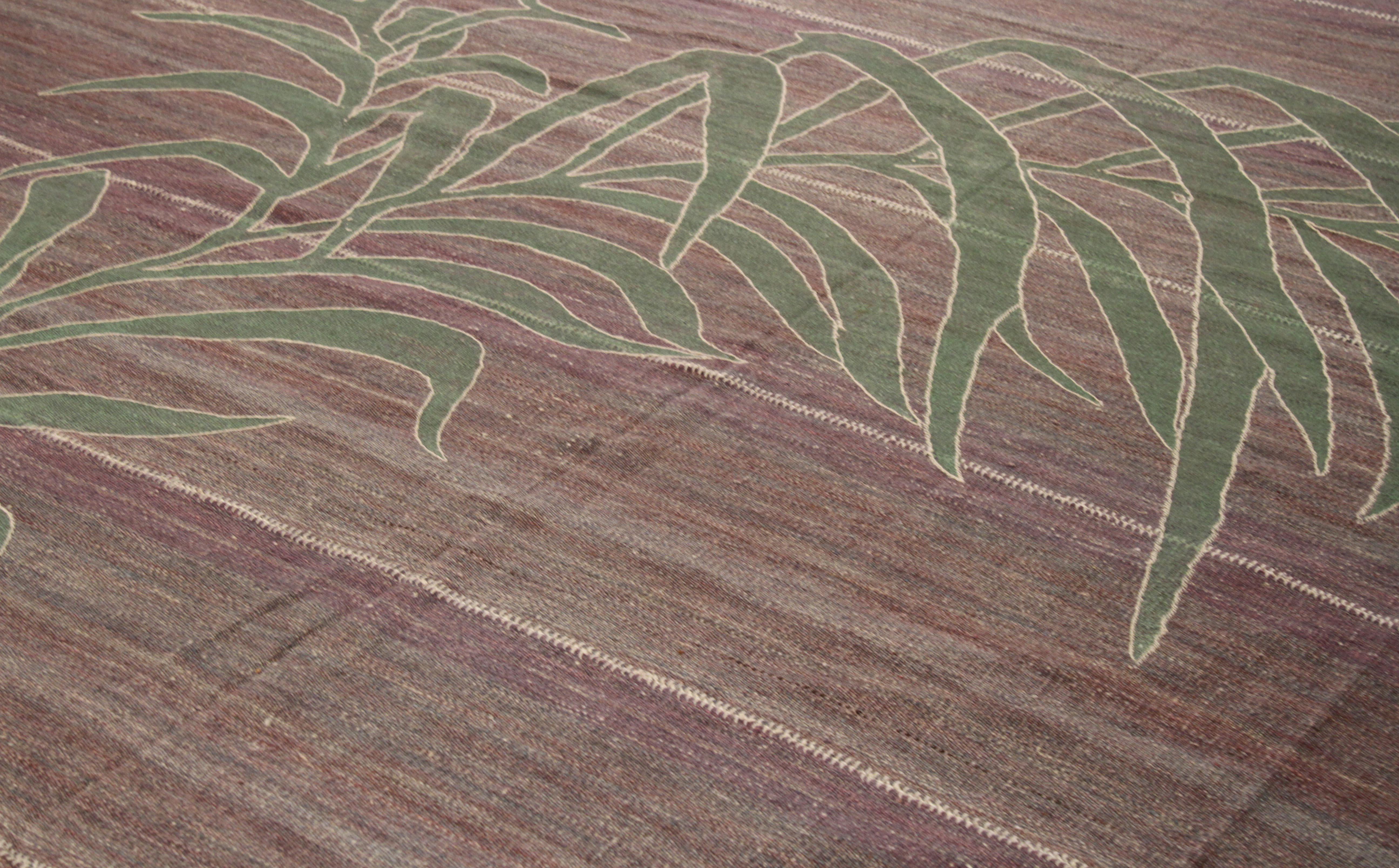 Moderner moderner persischer Kelim-Teppich mit grünem und braunem Lone Shrub-Muster (Handgewebt) im Angebot