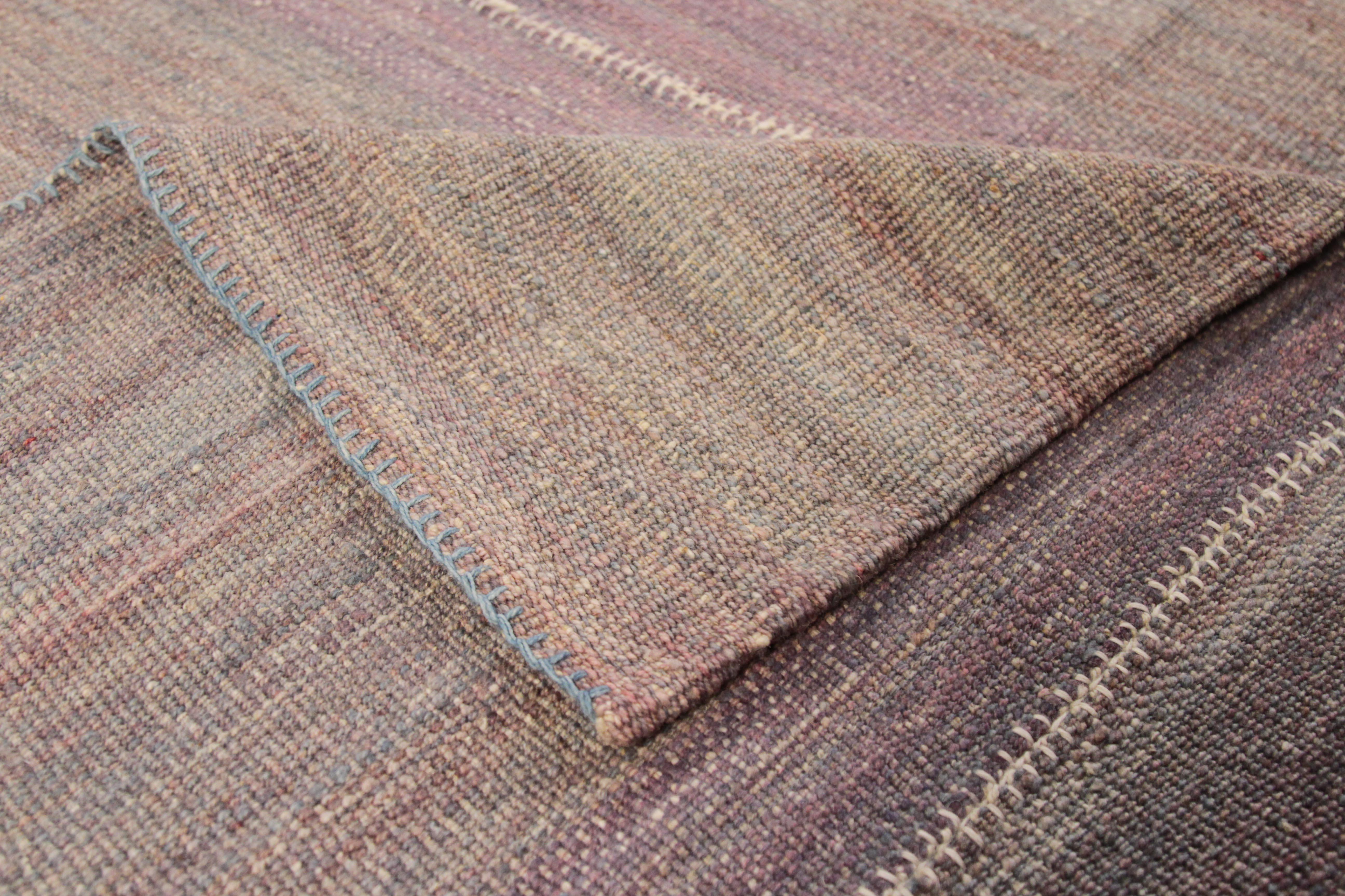 Moderner moderner persischer Kelim-Teppich mit grünem und braunem Lone Shrub-Muster im Zustand „Neu“ im Angebot in Dallas, TX