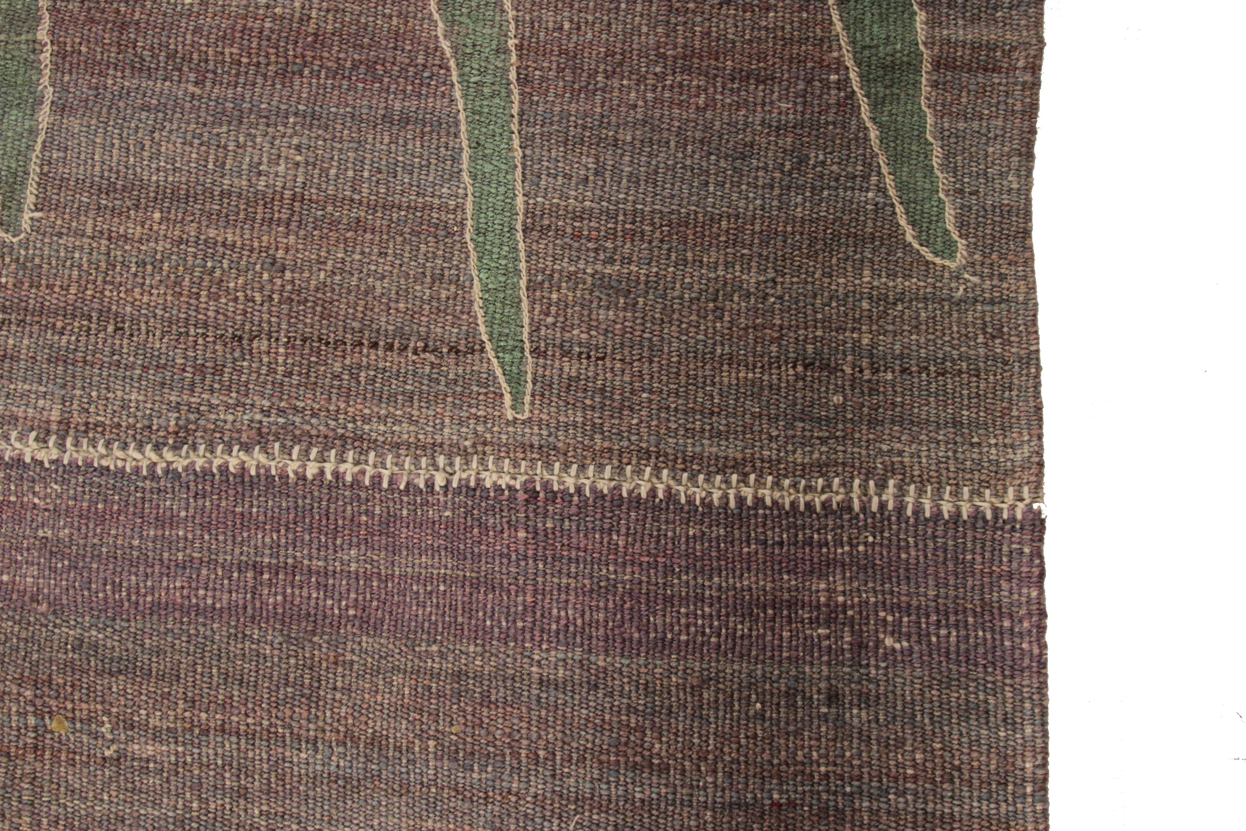Moderner moderner persischer Kelim-Teppich mit grünem und braunem Lone Shrub-Muster (Wolle) im Angebot