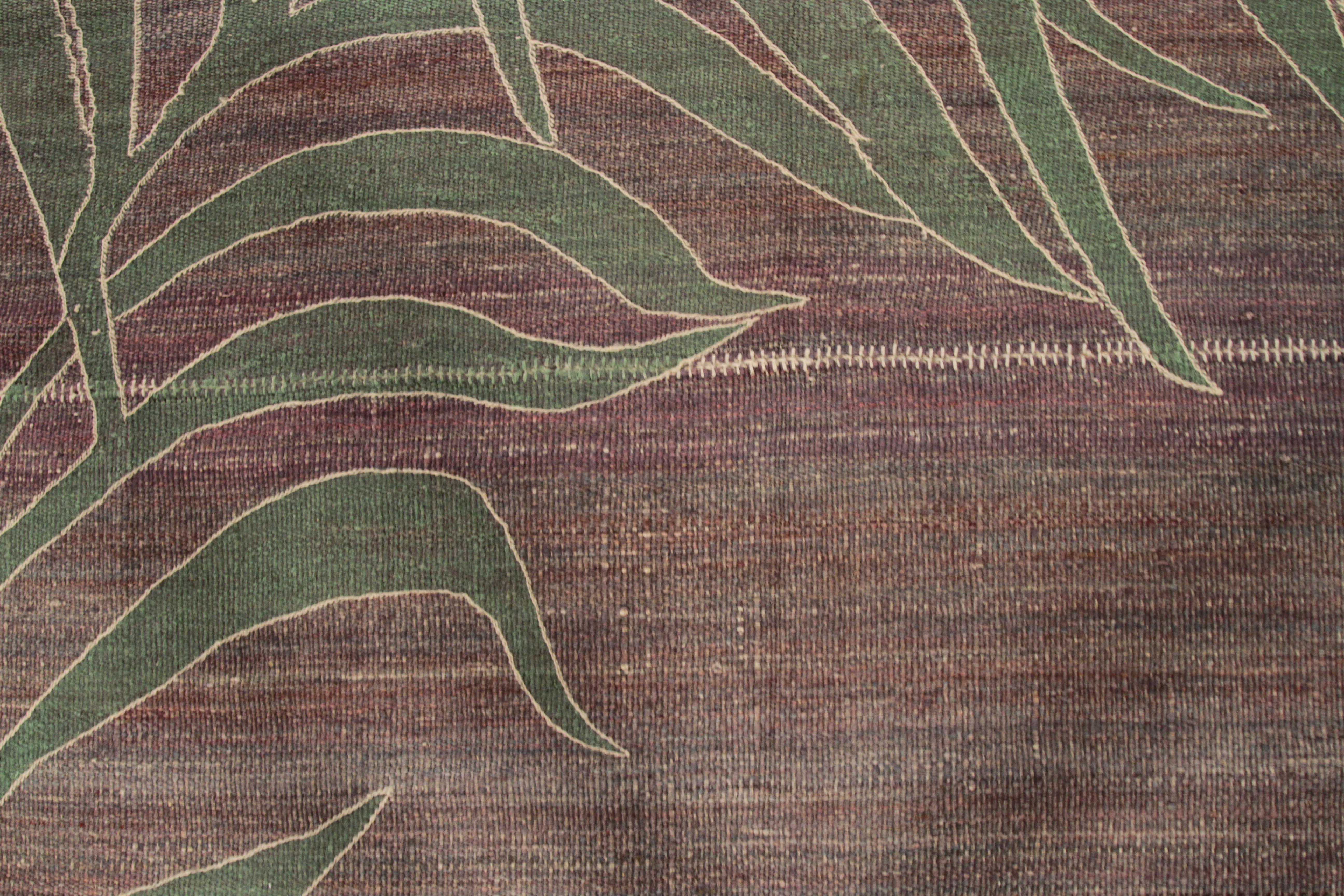 Moderner moderner persischer Kelim-Teppich mit grünem und braunem Lone Shrub-Muster im Angebot 1