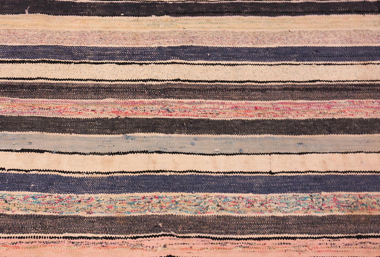 Beautiful modern Persian flat-weave rug. Country of origin: Modern Persian / circa date: Modern - Size: 3 ft 10 in x 9 ft 11 in (1.17 m x 3.02 m).