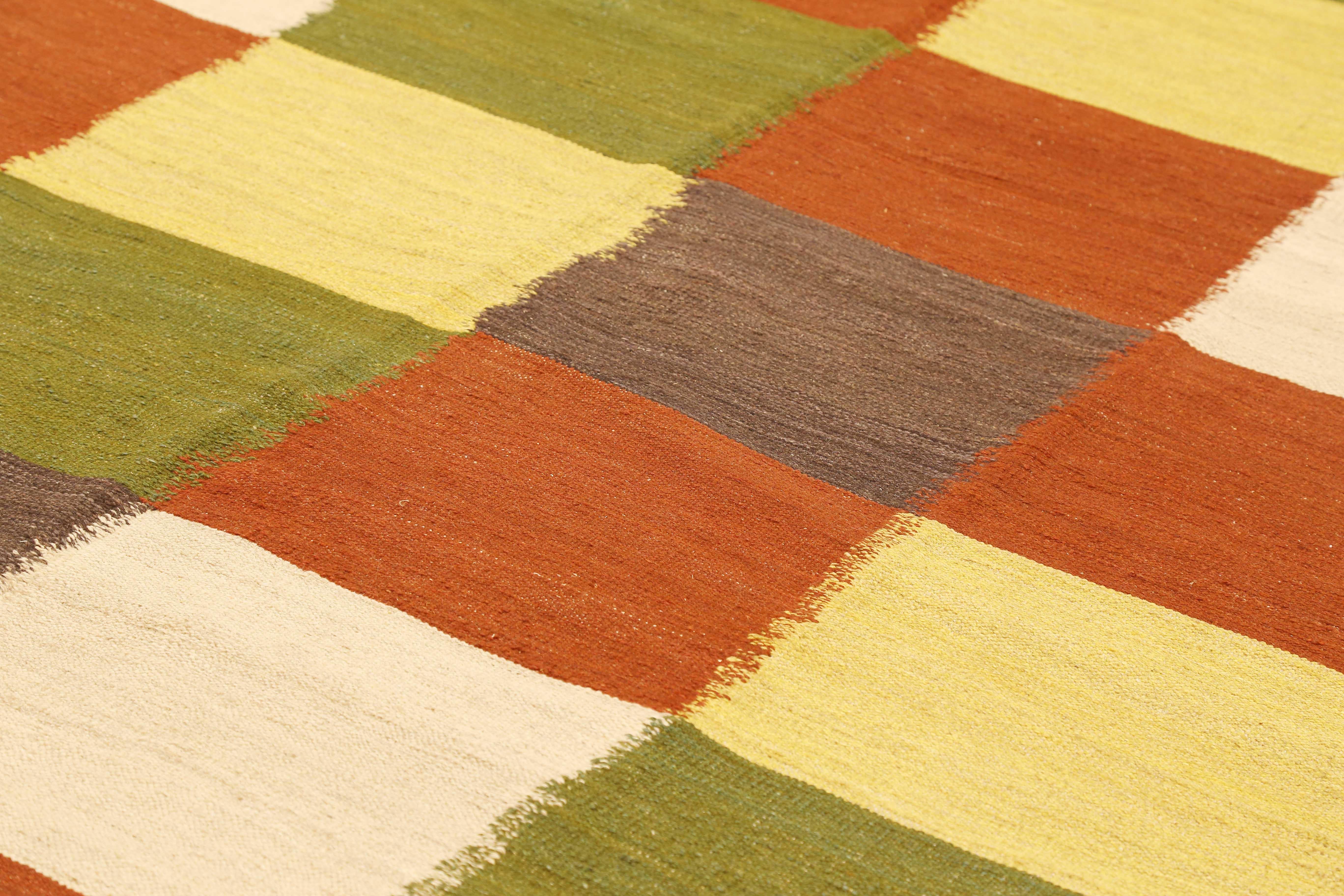 Moderner persischer Kilim-Teppich mit farbigen Quadraten auf elfenbeinfarbenem Feld (Kelim) im Angebot