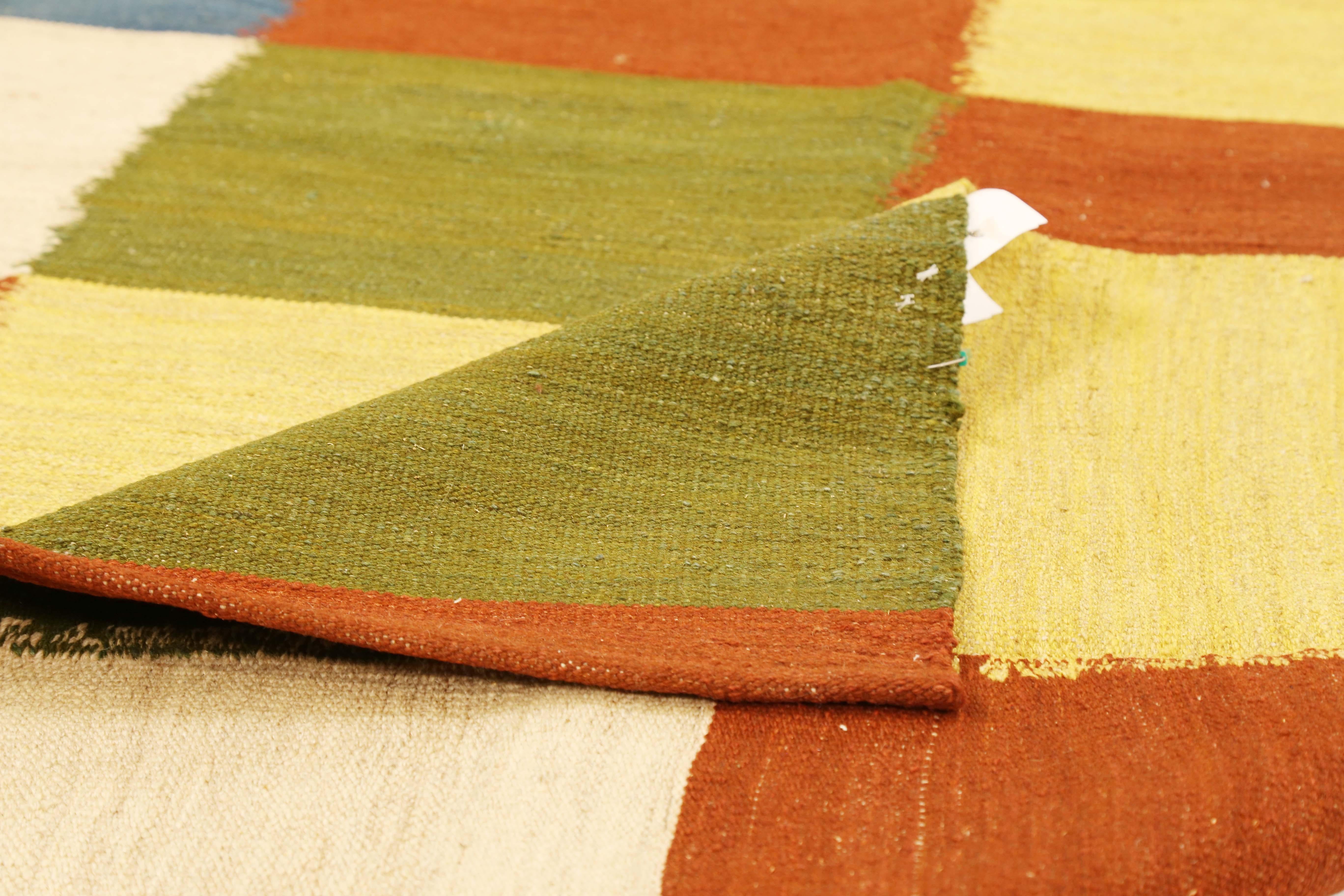 Moderner persischer Kilim-Teppich mit farbigen Quadraten auf elfenbeinfarbenem Feld (Persisch) im Angebot