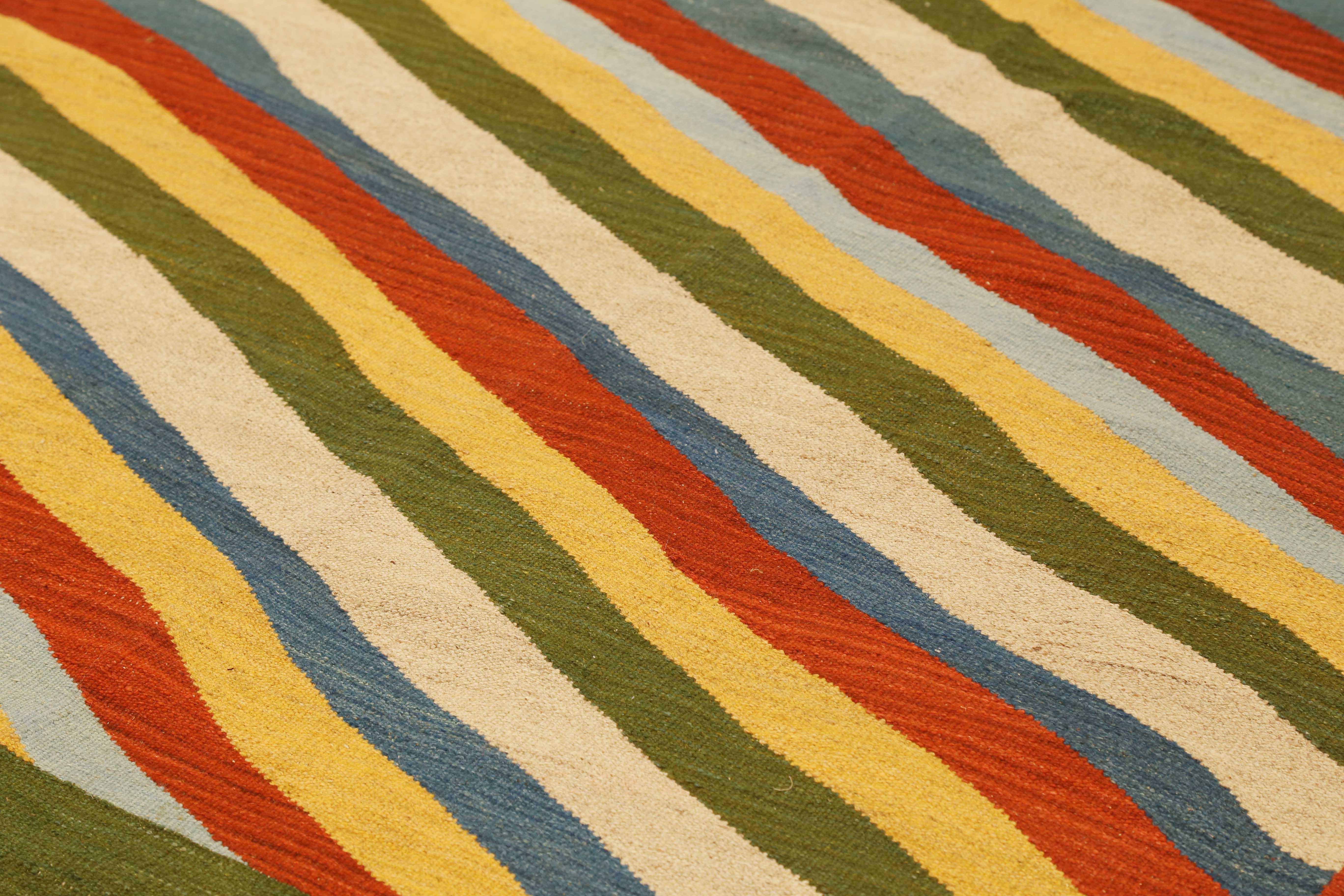 Moderner persischer Kelim-Teppich im Stil von Persien mit Diagonal-Farbstreifen-Muster (Persisch) im Angebot