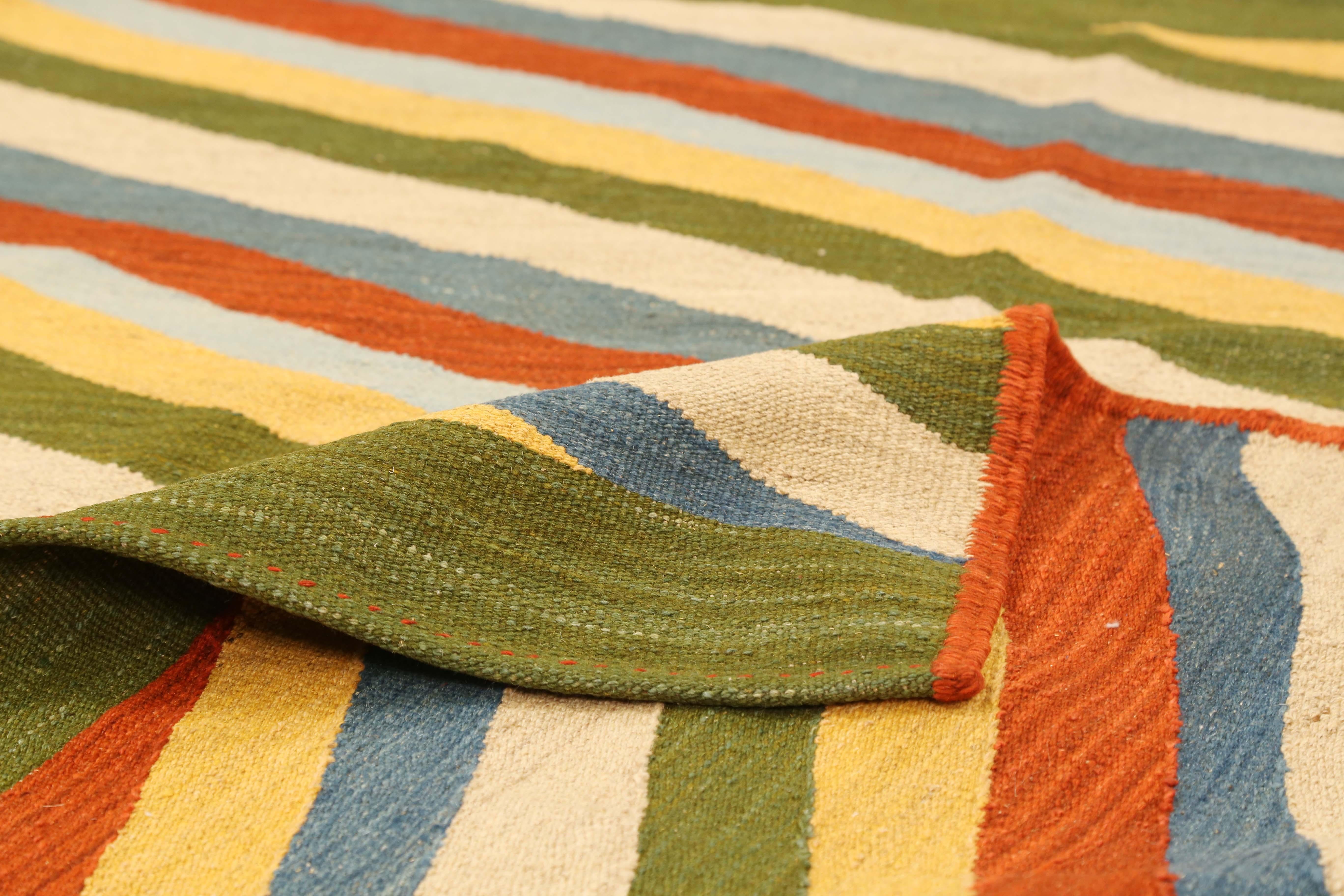 Moderner persischer Kelim-Teppich im Stil von Persien mit Diagonal-Farbstreifen-Muster (Handgewebt) im Angebot