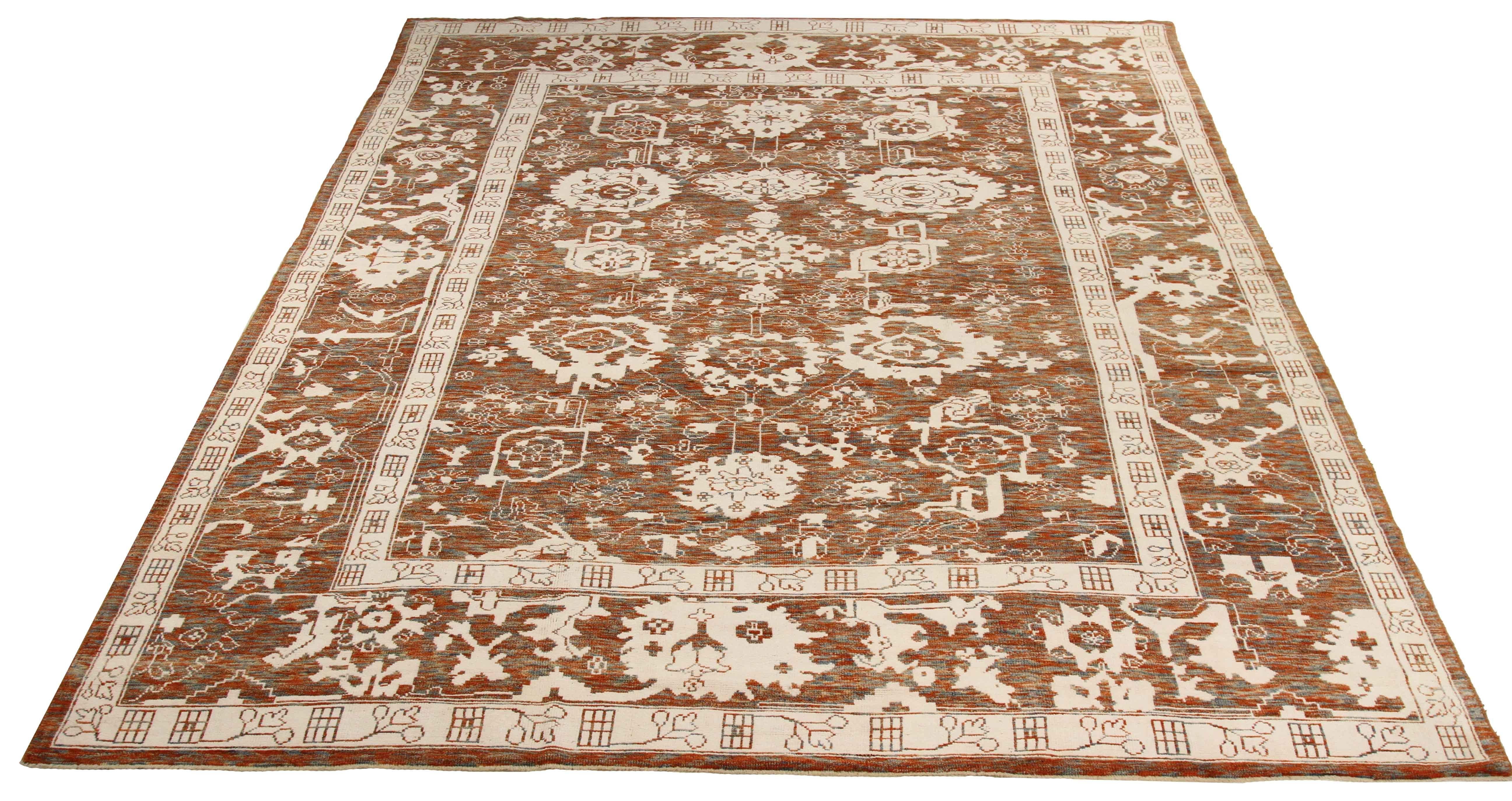 Moderner persischer Oushak-Teppich in Rostfarben mit weißen und grünen Blumendetails (Handgeknüpft) im Angebot
