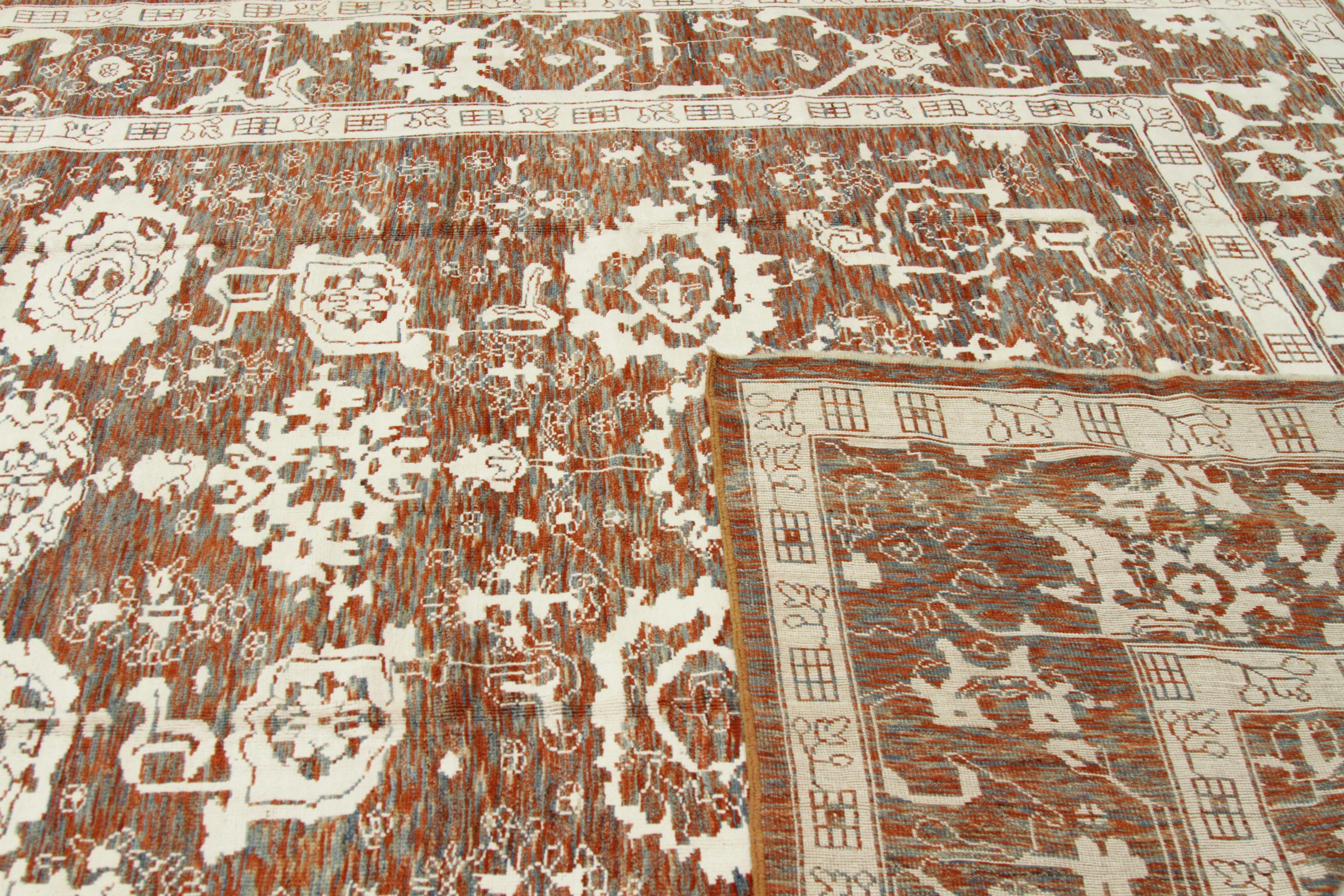 Moderner persischer Oushak-Teppich in Rostfarben mit weißen und grünen Blumendetails (21. Jahrhundert und zeitgenössisch) im Angebot