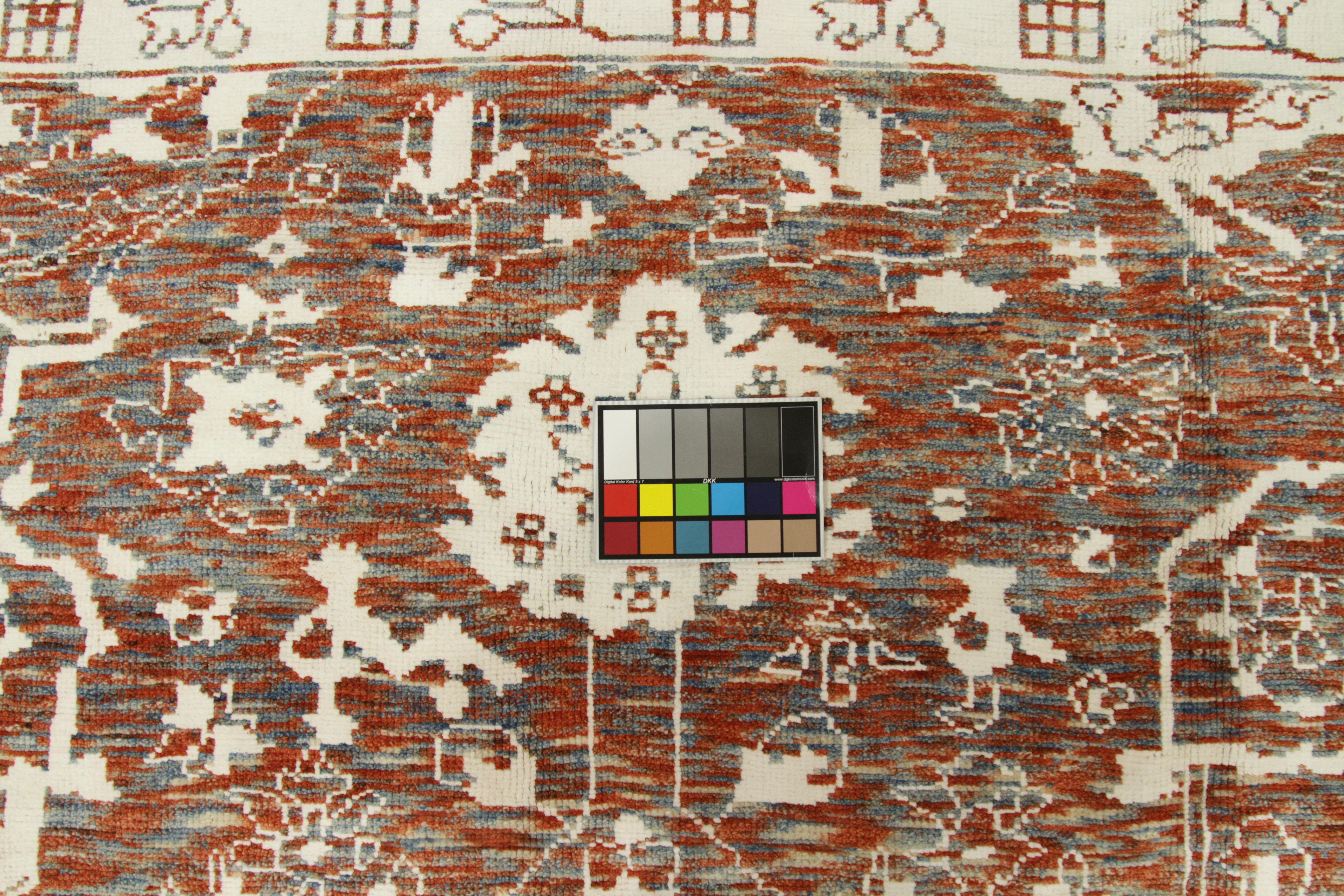 Moderner persischer Oushak-Teppich in Rostfarben mit weißen und grünen Blumendetails (Wolle) im Angebot
