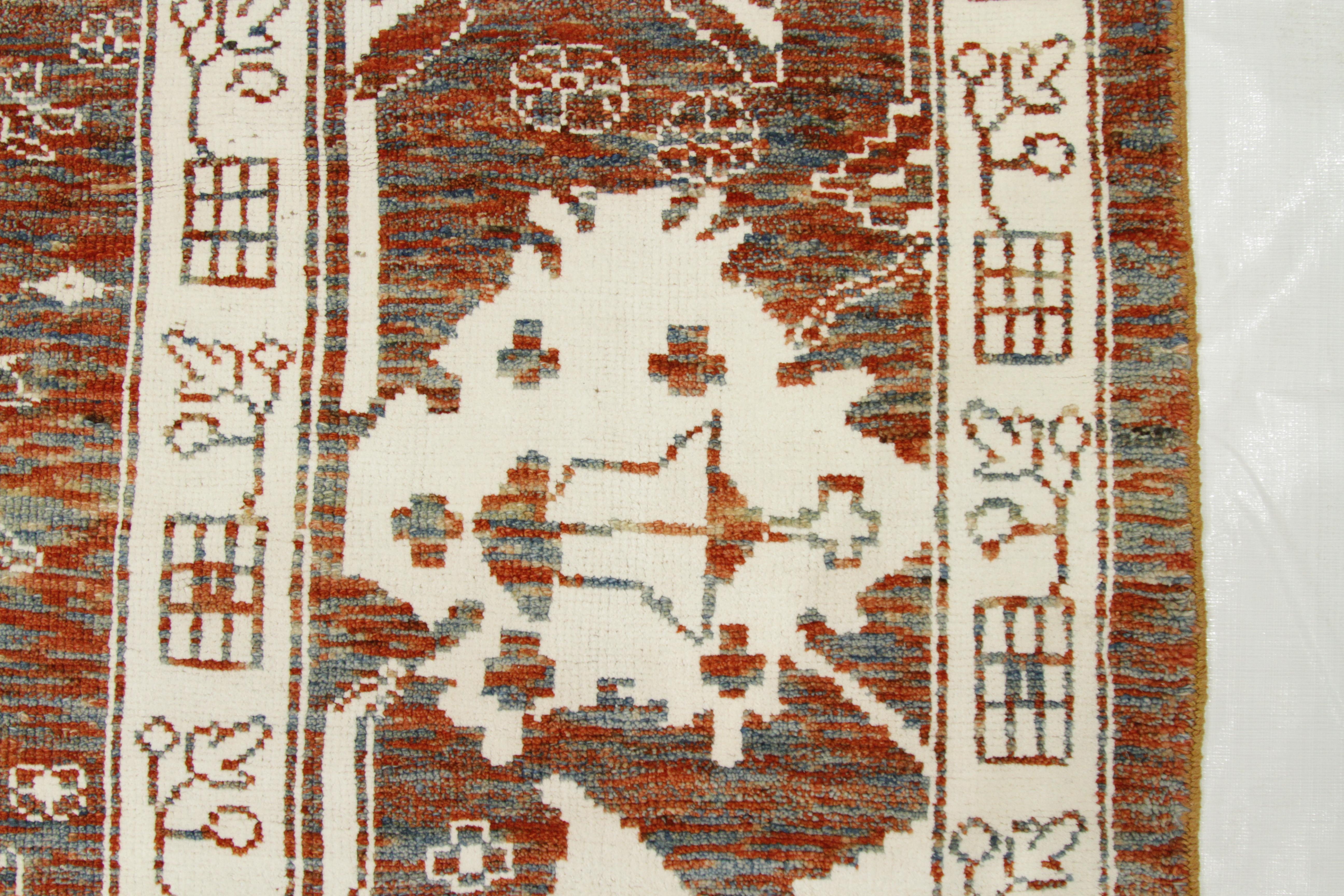 Moderner persischer Oushak-Teppich in Rostfarben mit weißen und grünen Blumendetails im Angebot 1