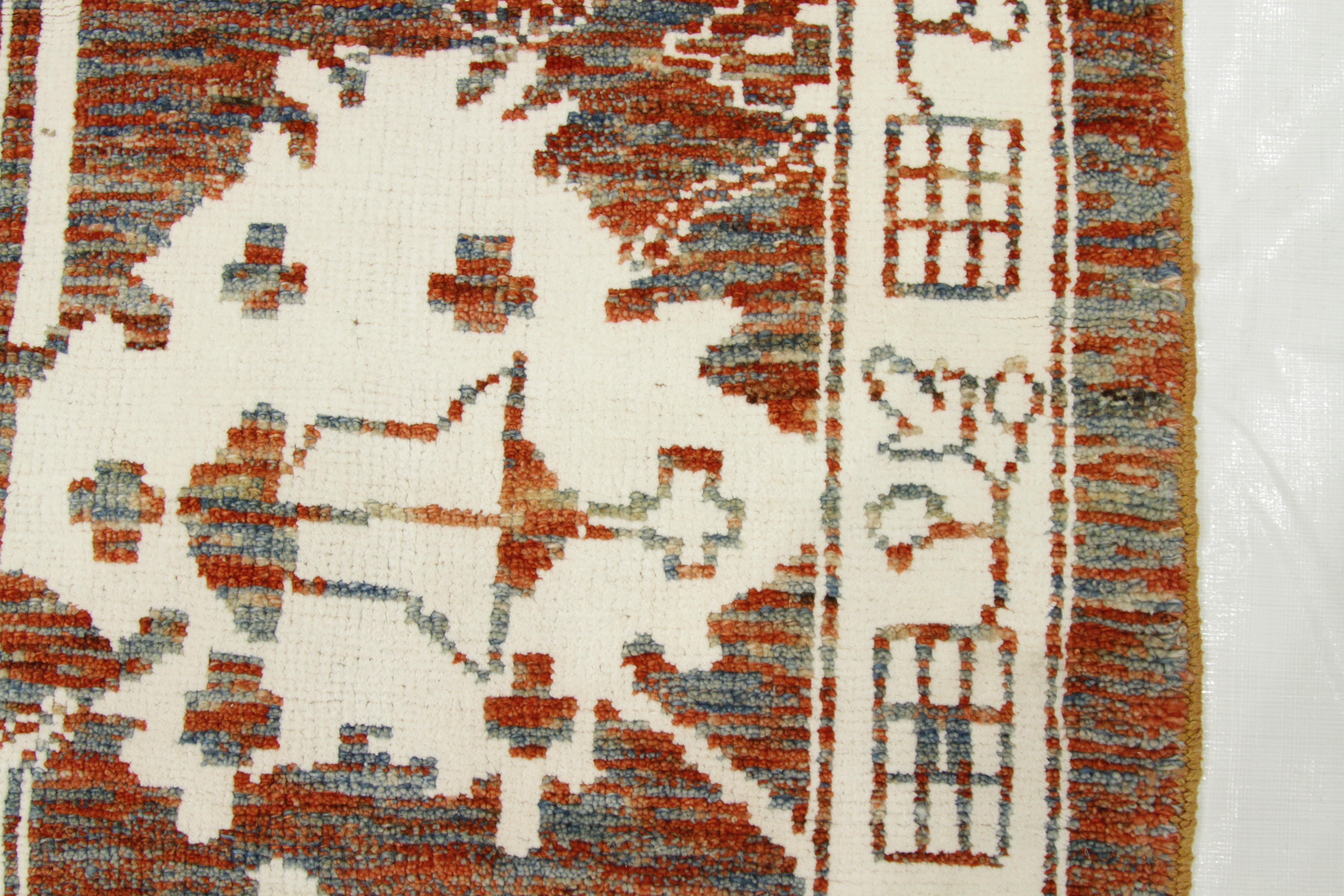 Moderner persischer Oushak-Teppich in Rostfarben mit weißen und grünen Blumendetails im Angebot 2