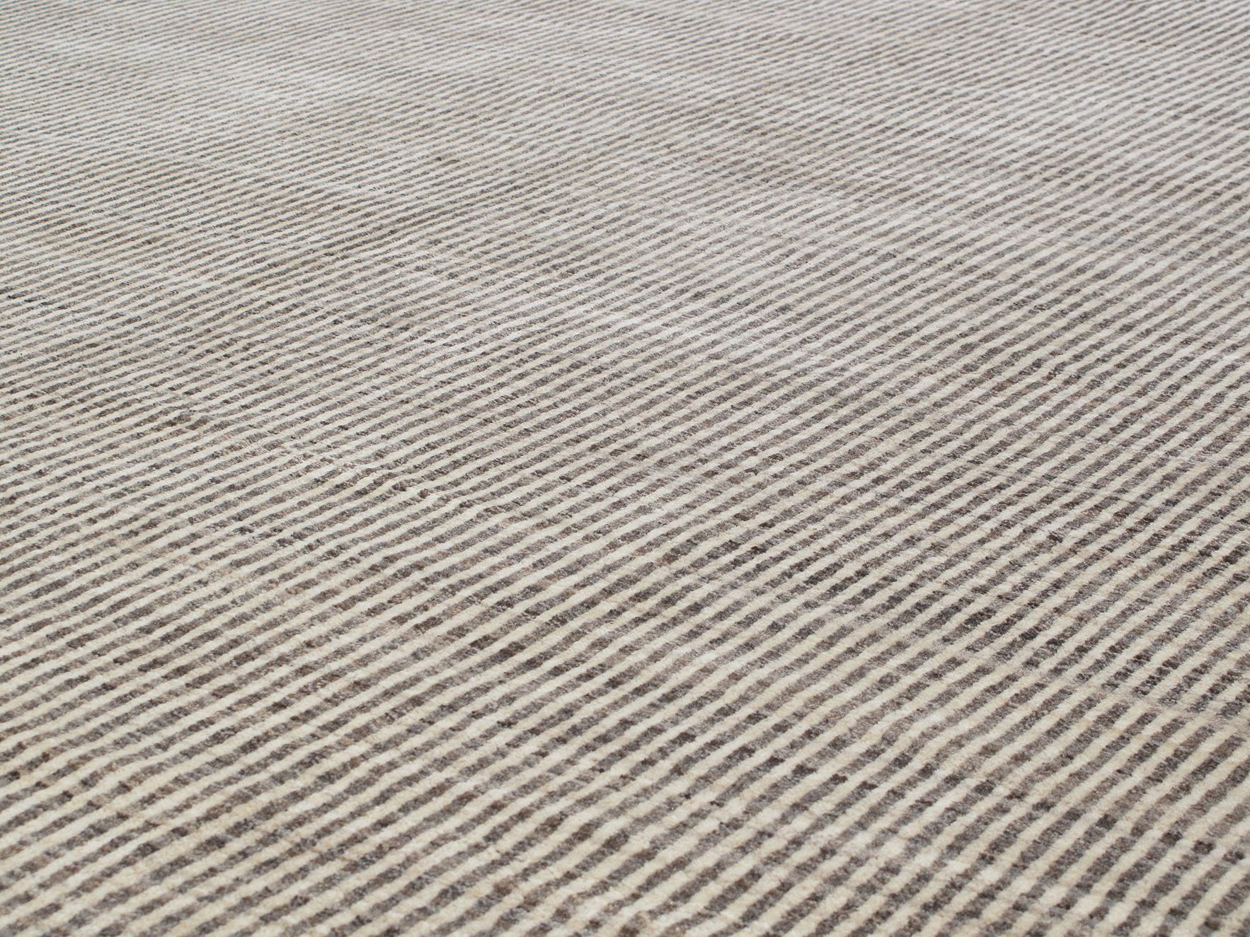 Ce tapis moderne persan Shiraz est noué à la main et fabriqué à partir de la laine la plus fine, cardée et filée à la main, teintée naturellement. De nombreux tapis fabriqués dans les villages entourant la ville de Shiraz sont confectionnés par des