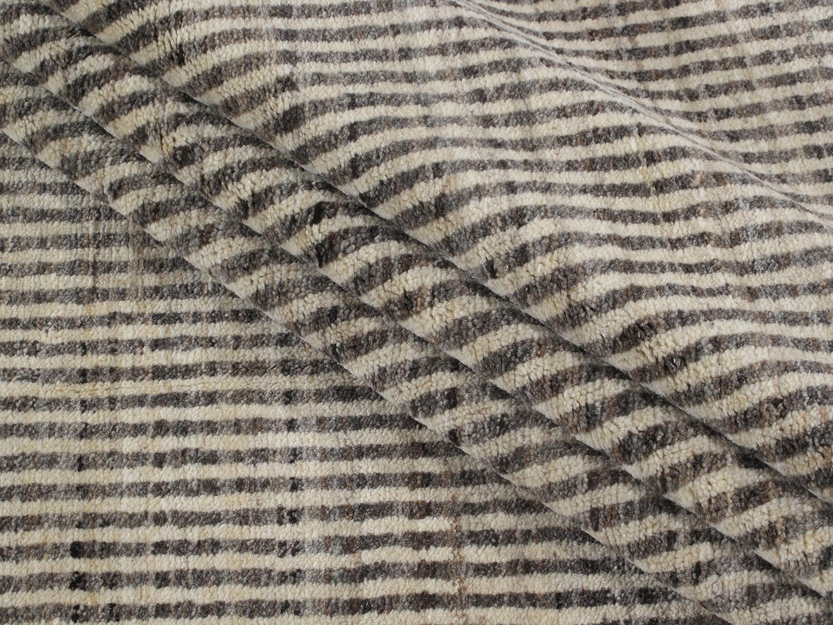 Tapis persan moderne noué à la main de couleur naturelle, beige et gris Neuf - En vente à New York, NY