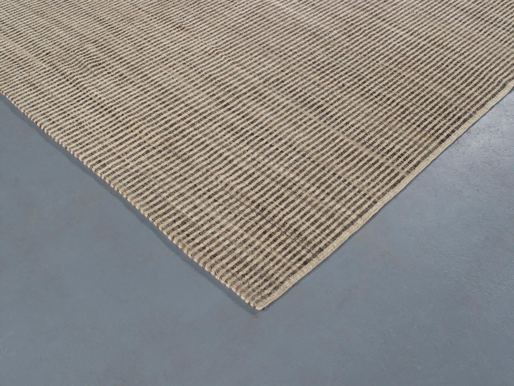 XXIe siècle et contemporain Tapis persan moderne noué à la main de couleur naturelle, beige et gris en vente