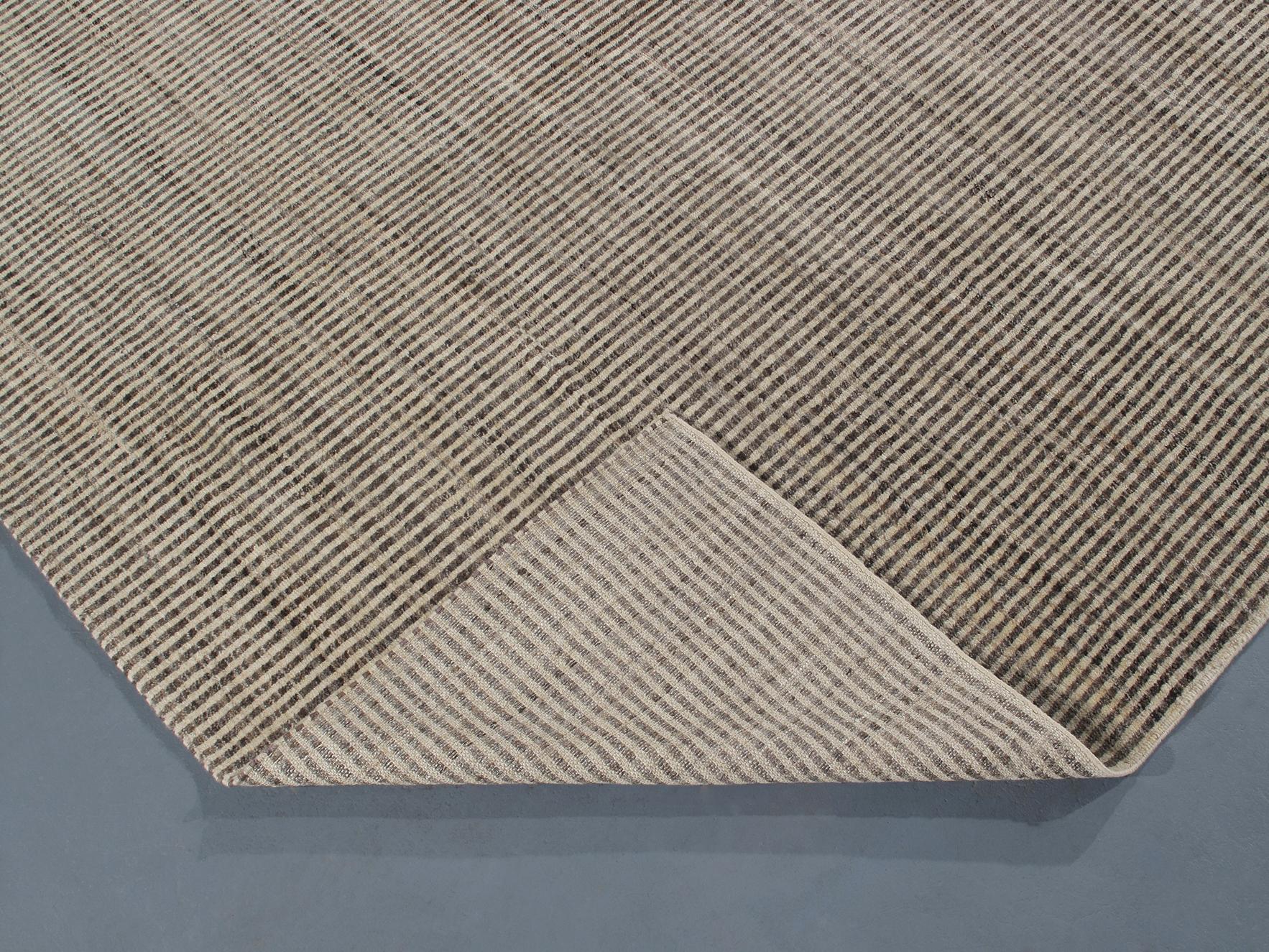 Laine Tapis persan moderne noué à la main de couleur naturelle, beige et gris en vente