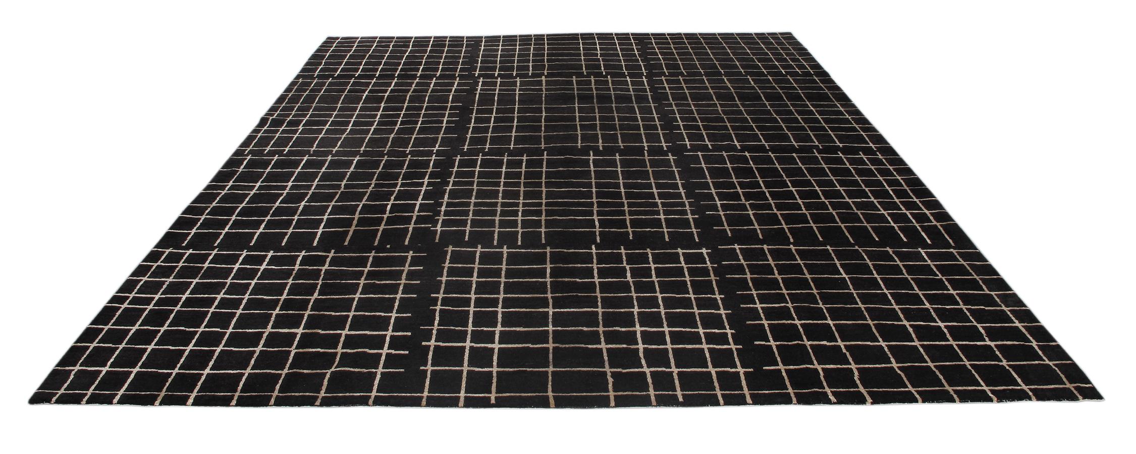 Altro Tappeto persiano moderno Shiraz annodato a mano con colori nero e oro in vendita