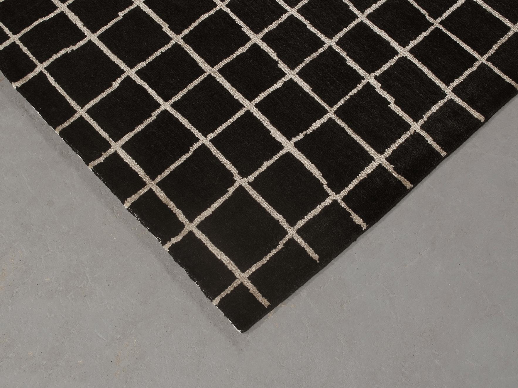 Annodato a mano Tappeto persiano moderno Shiraz annodato a mano con colori nero e oro in vendita