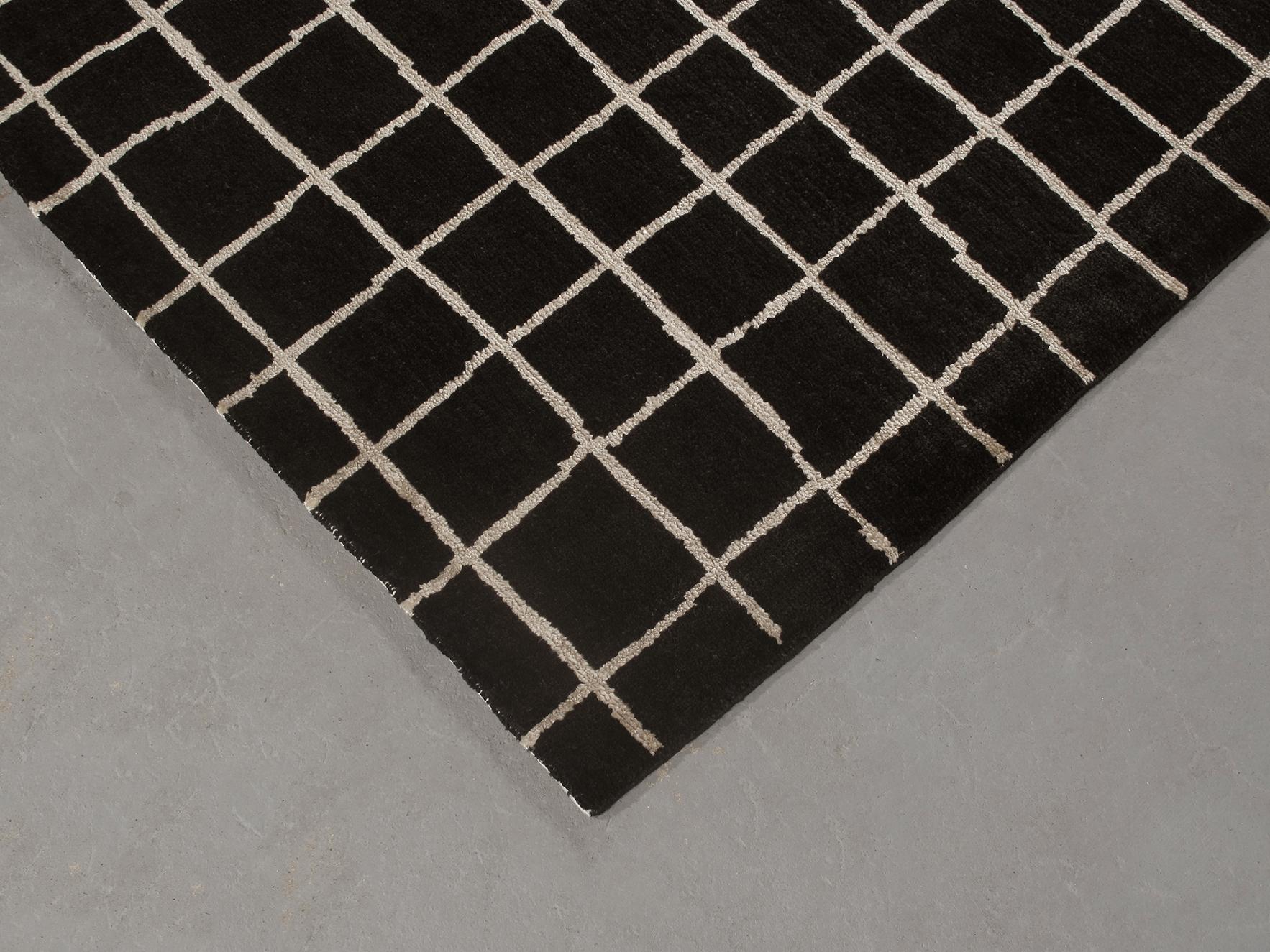 Noué à la main Tapis persan moderne Shiraz noué à la main aux couleurs noires et or en vente