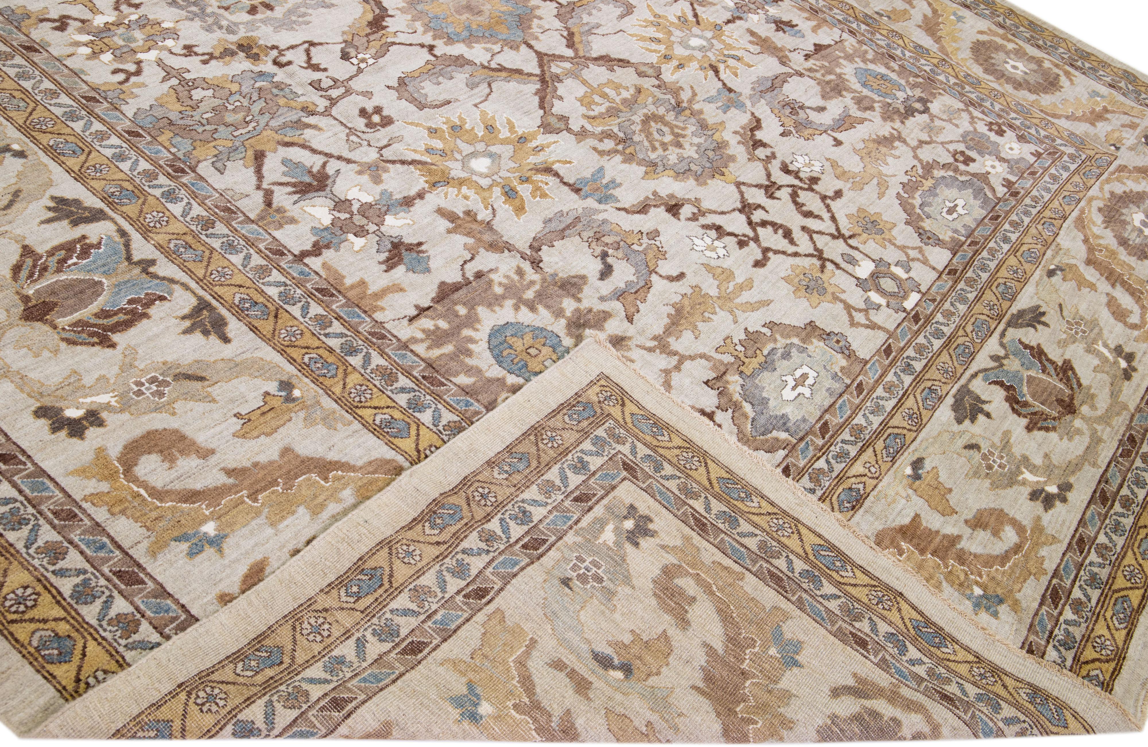 Wunderschöner moderner Sultanabad-Teppich aus handgeknüpfter Wolle mit beigem Farbfeld. Dieser Teppich hat blaue, braune und graue Akzente in einem wunderschönen floralen Allover-Muster.

Dieser Teppich misst: 13'2