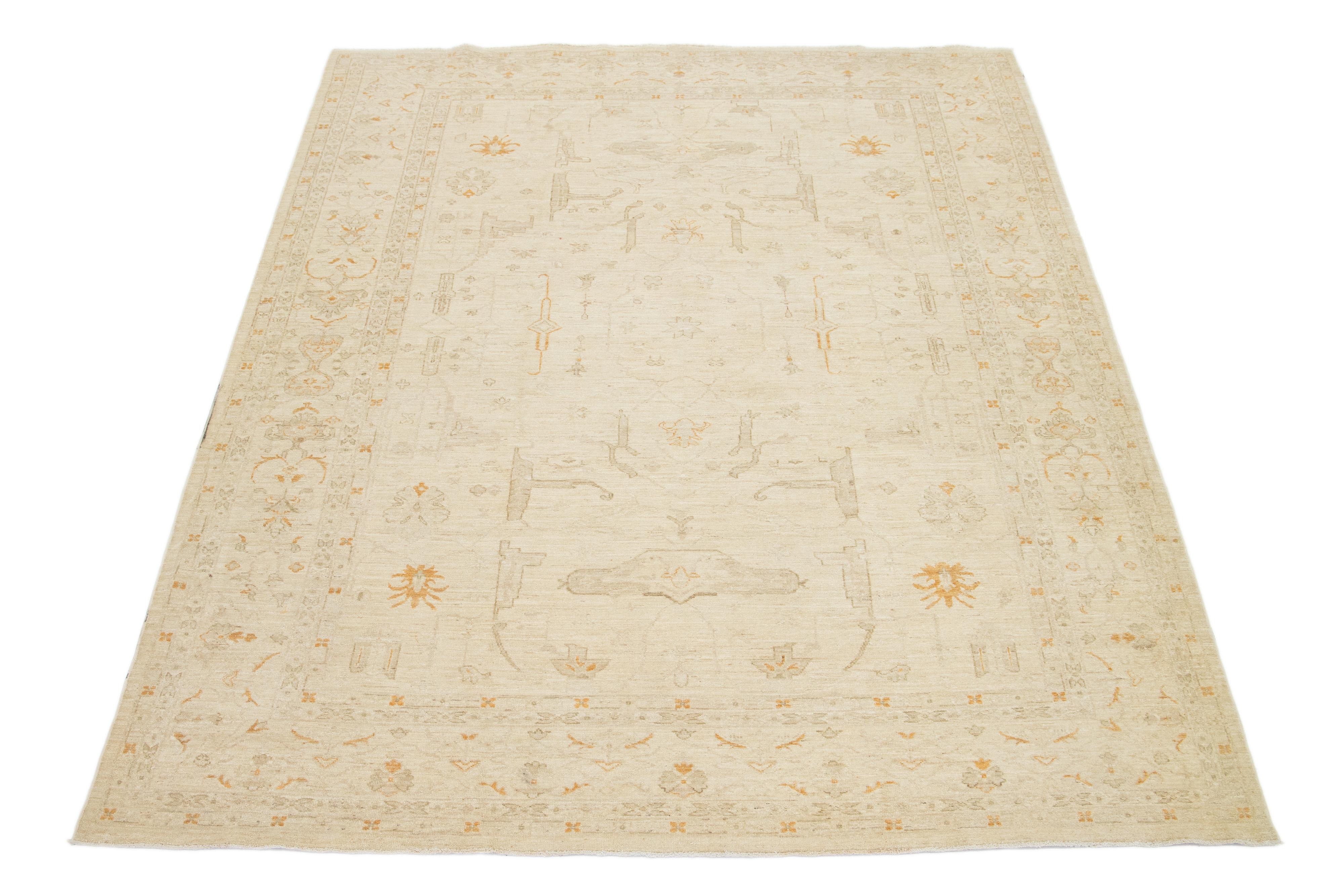 Schöner handgeknüpfter Paki Peshawar Wollteppich mit beigem Feld. Dieser moderne Teppich hat hellbraune und braune Akzente in einem wunderschönen All-Over-Classic-Motiv.

Dieser Teppich misst 6'9