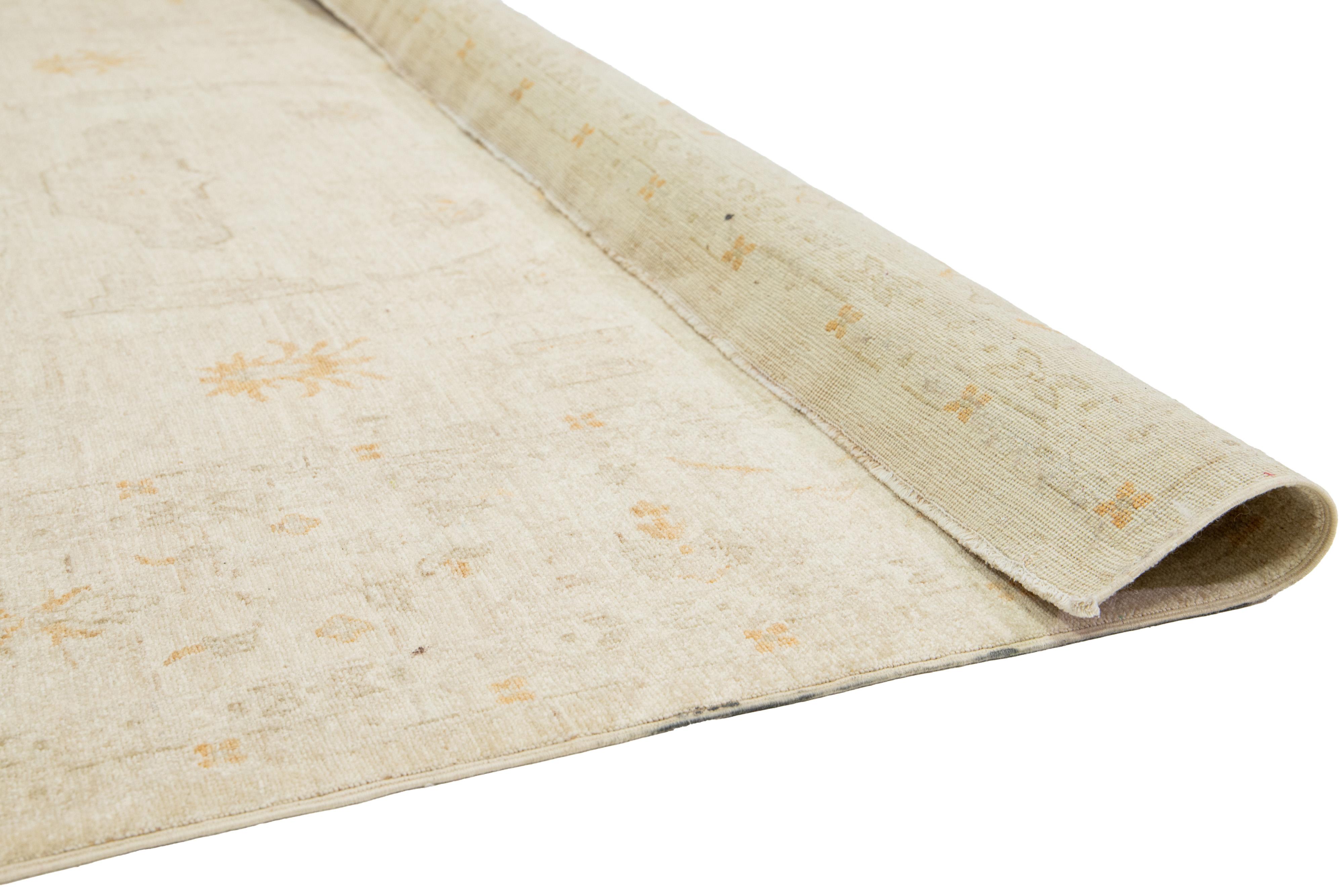 Moderner handgefertigter Peshawar-Wollteppich mit Allover-Motiv in Beige (Afghanisch) im Angebot
