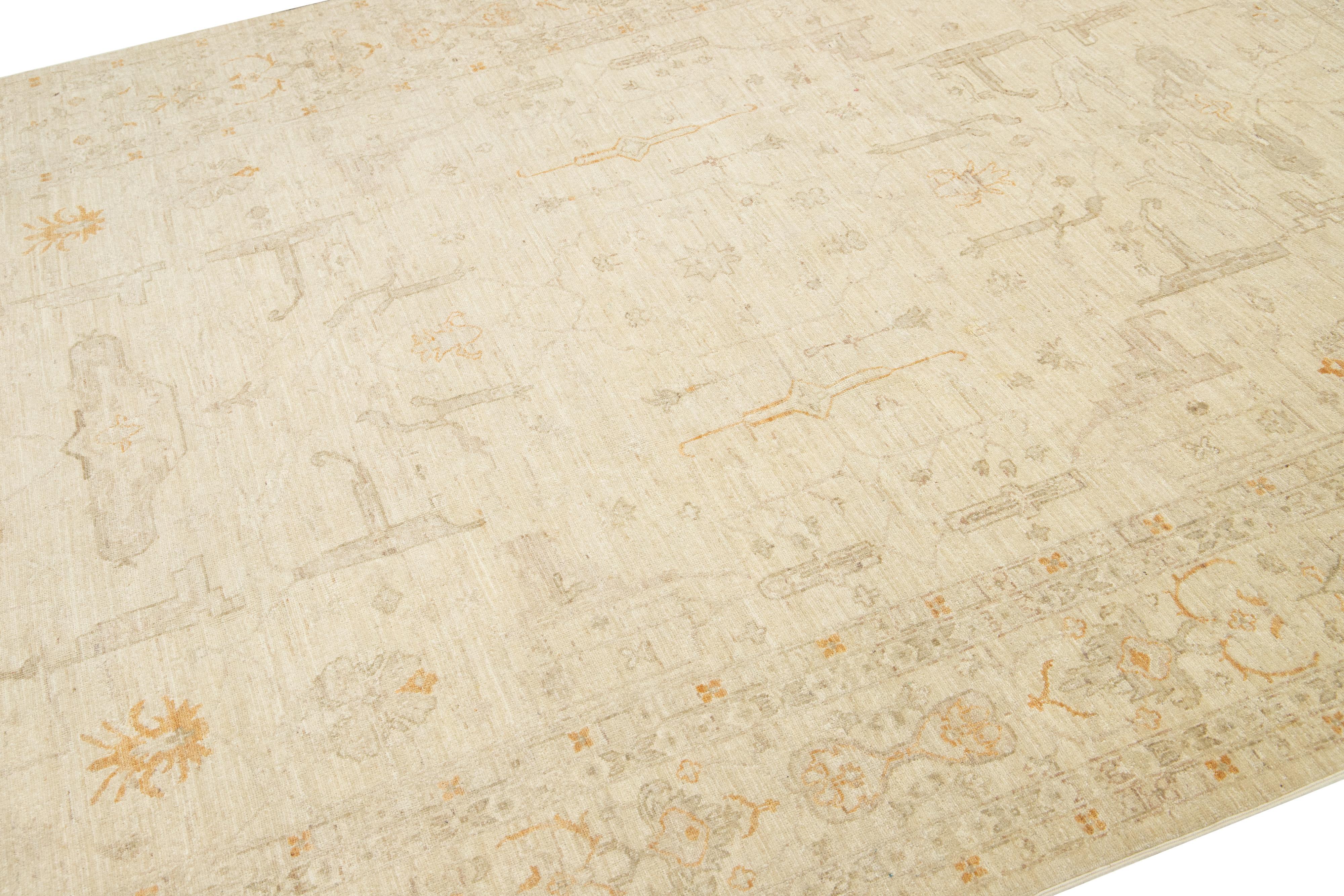 Moderner handgefertigter Peshawar-Wollteppich mit Allover-Motiv in Beige (Handgeknüpft) im Angebot