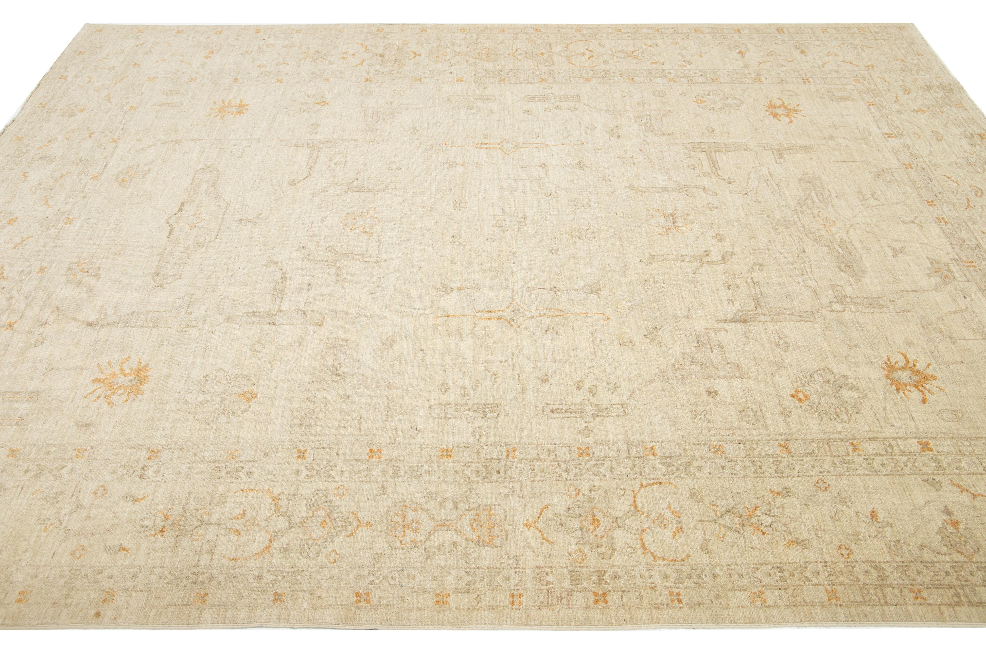 Moderner handgefertigter Peshawar-Wollteppich mit Allover-Motiv in Beige im Zustand „Neu“ im Angebot in Norwalk, CT