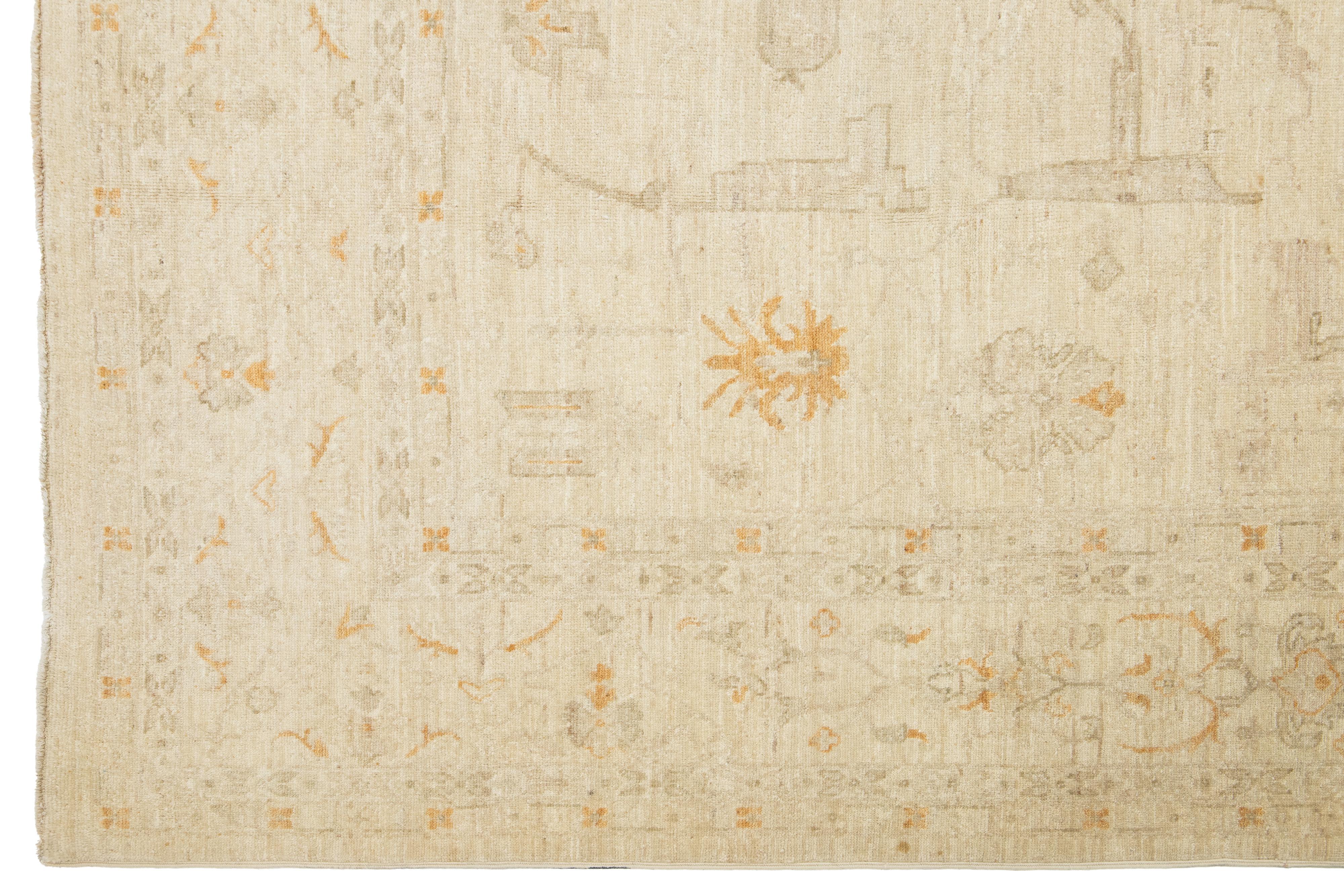 Moderner handgefertigter Peshawar-Wollteppich mit Allover-Motiv in Beige (21. Jahrhundert und zeitgenössisch) im Angebot