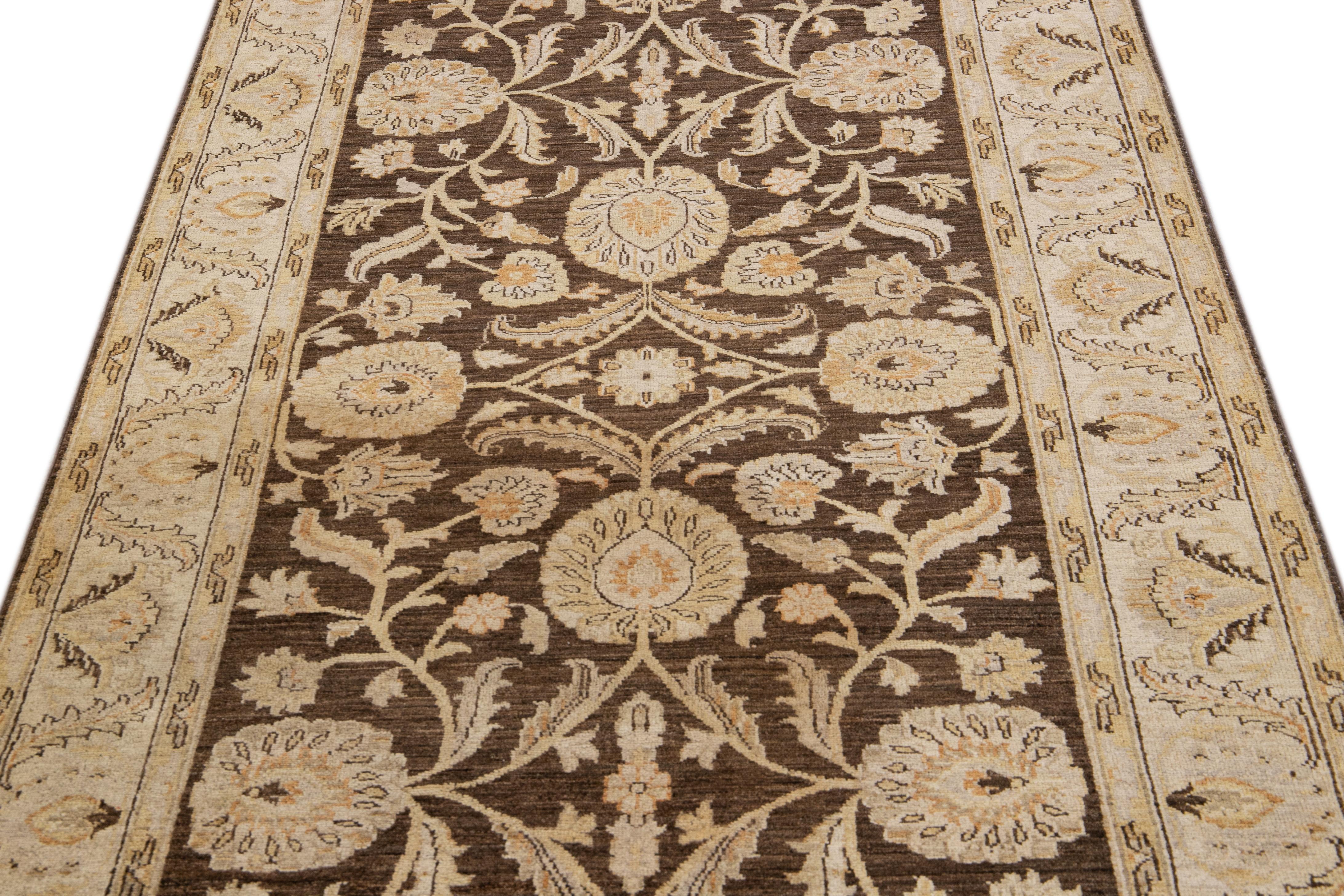 Schöner handgeknüpfter Paki Peshawar Wollteppich mit braunem Feld. Dieser moderne Teppich hat hellbraune, beigefarbene und graue Akzente in einem wunderschönen Allover-Motiv aus klassischen Ranken und Palmetten.

Dieser Teppich misst: 4'1