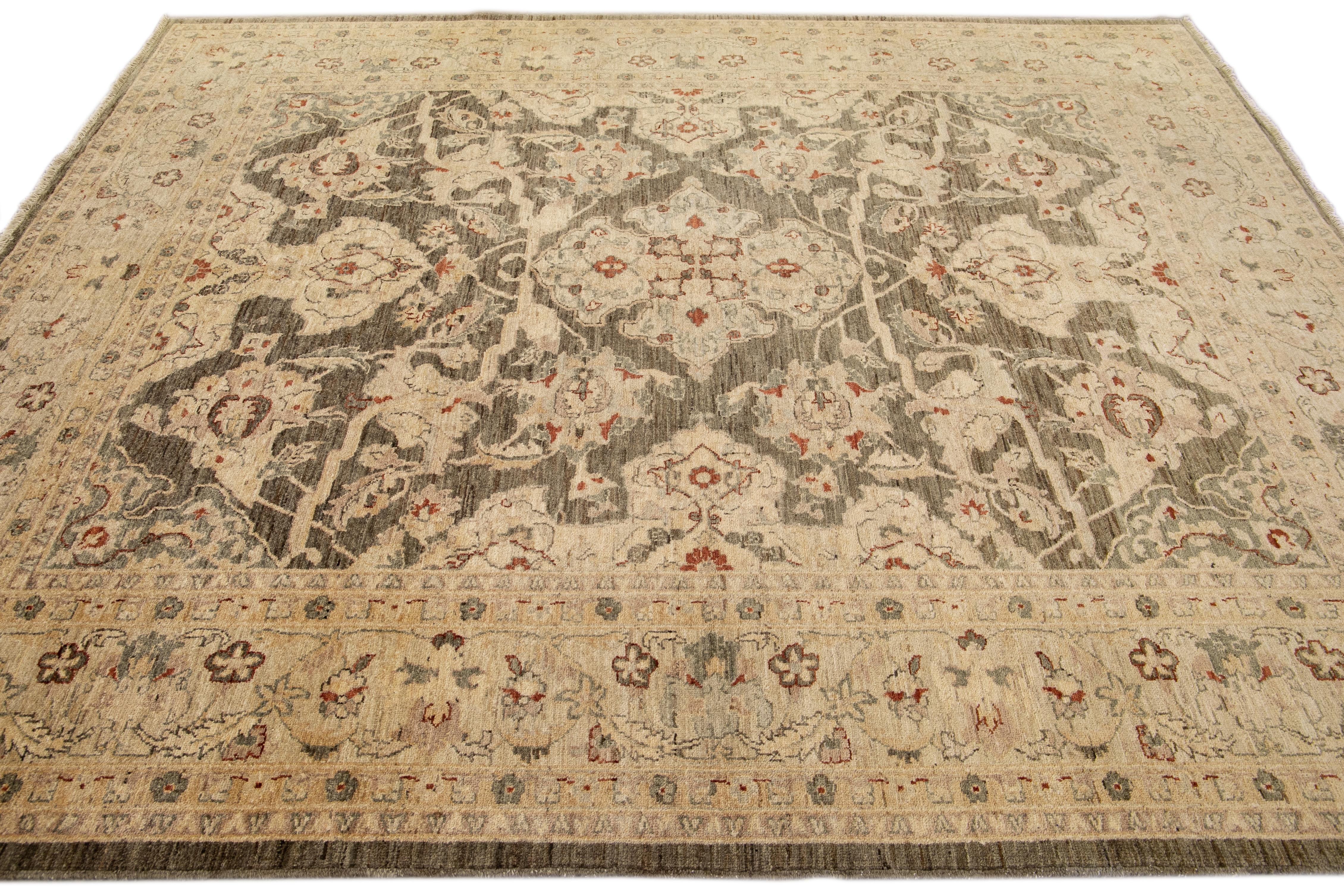 Modern Peshawar Handmade Beige and Gray Palmettes Motif Wool Rug In New Condition For Sale In Norwalk, CT