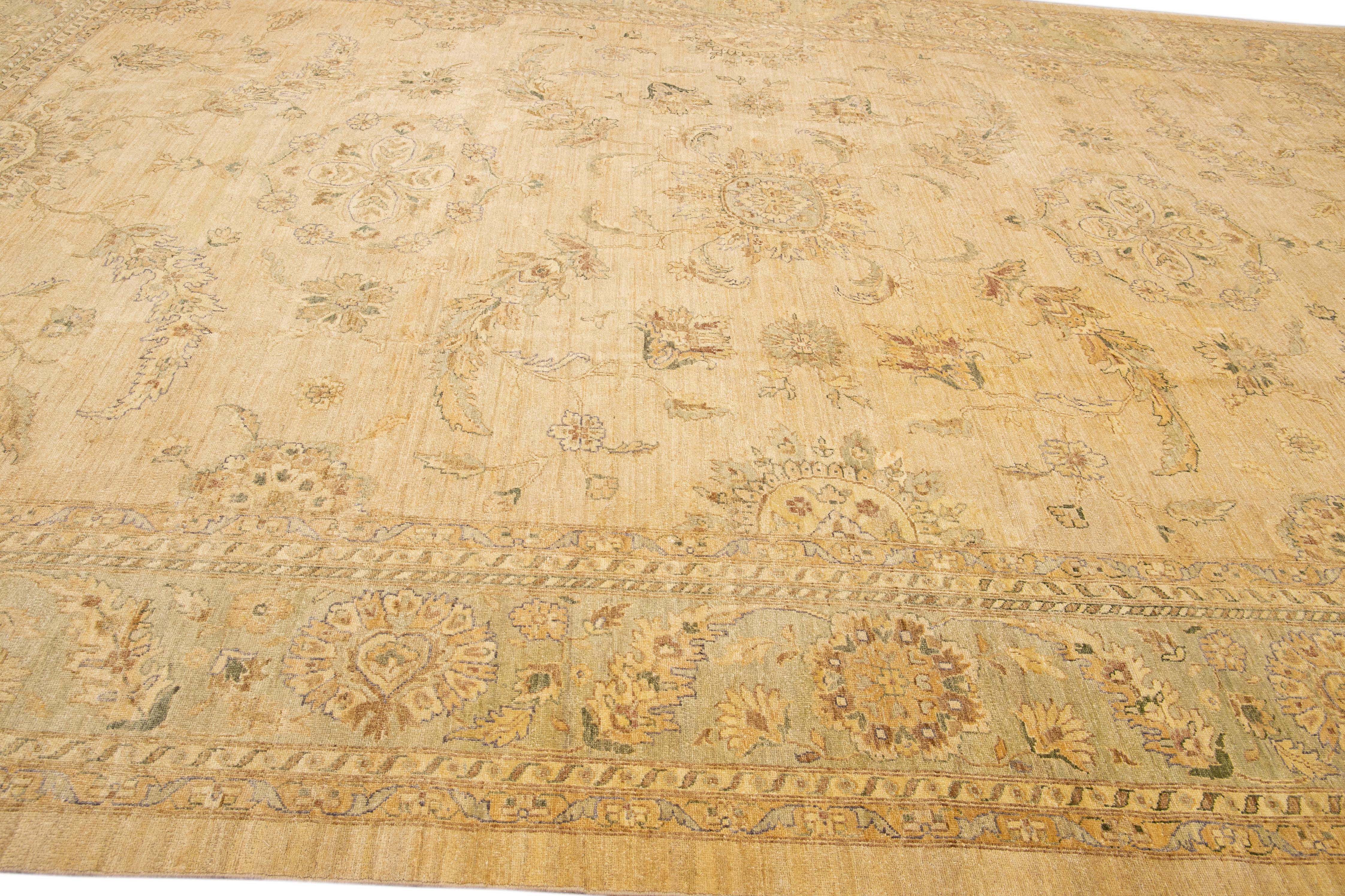 Moderner moderner Peshawar Handmade Palmettes Designed Beige Oversize Wollteppich (21. Jahrhundert und zeitgenössisch) im Angebot