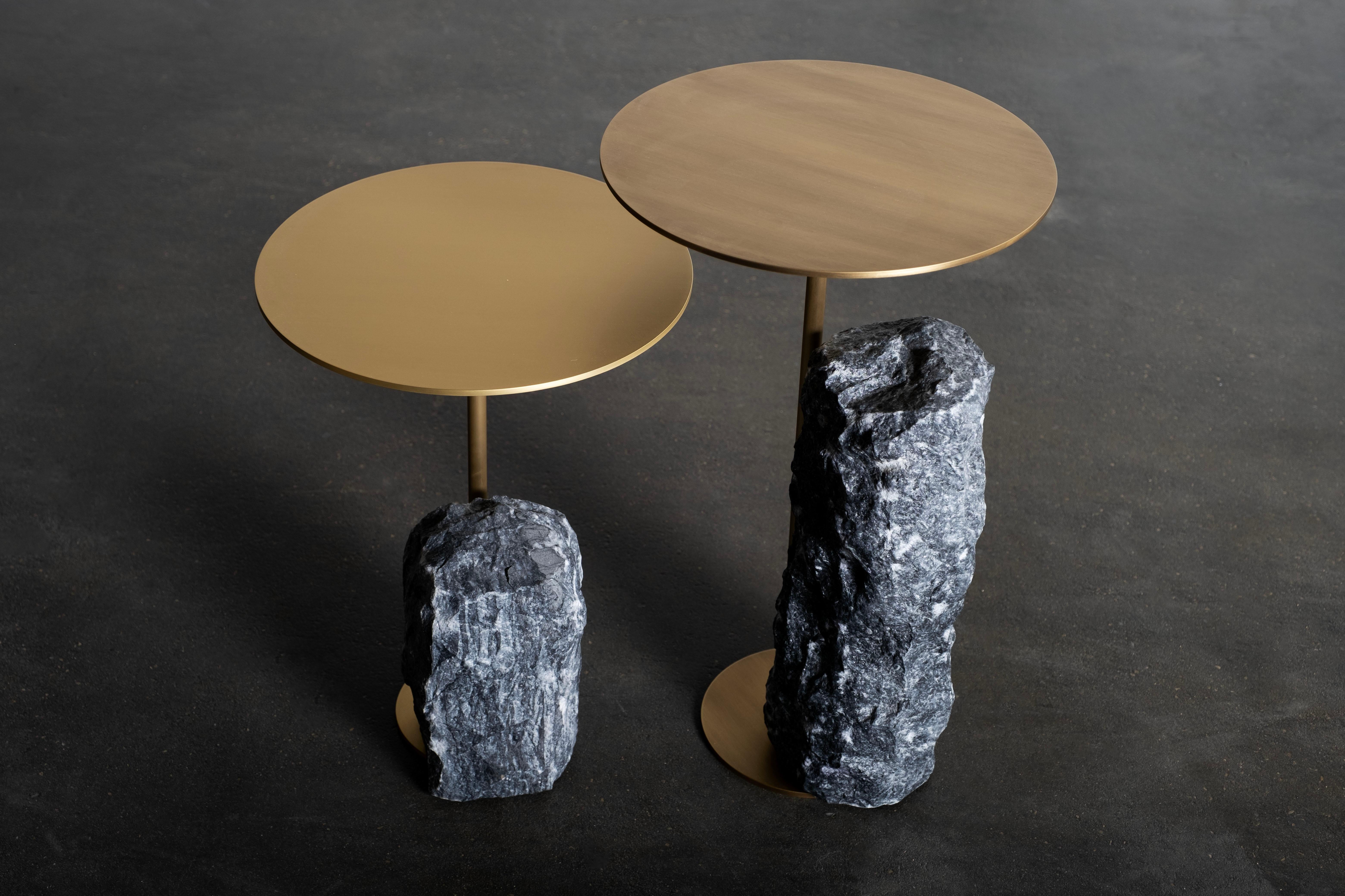 Brossé Table d'appoint Pico, marbre argenté Portoro, fabriquée à la main au Portugal par Greenapple en vente