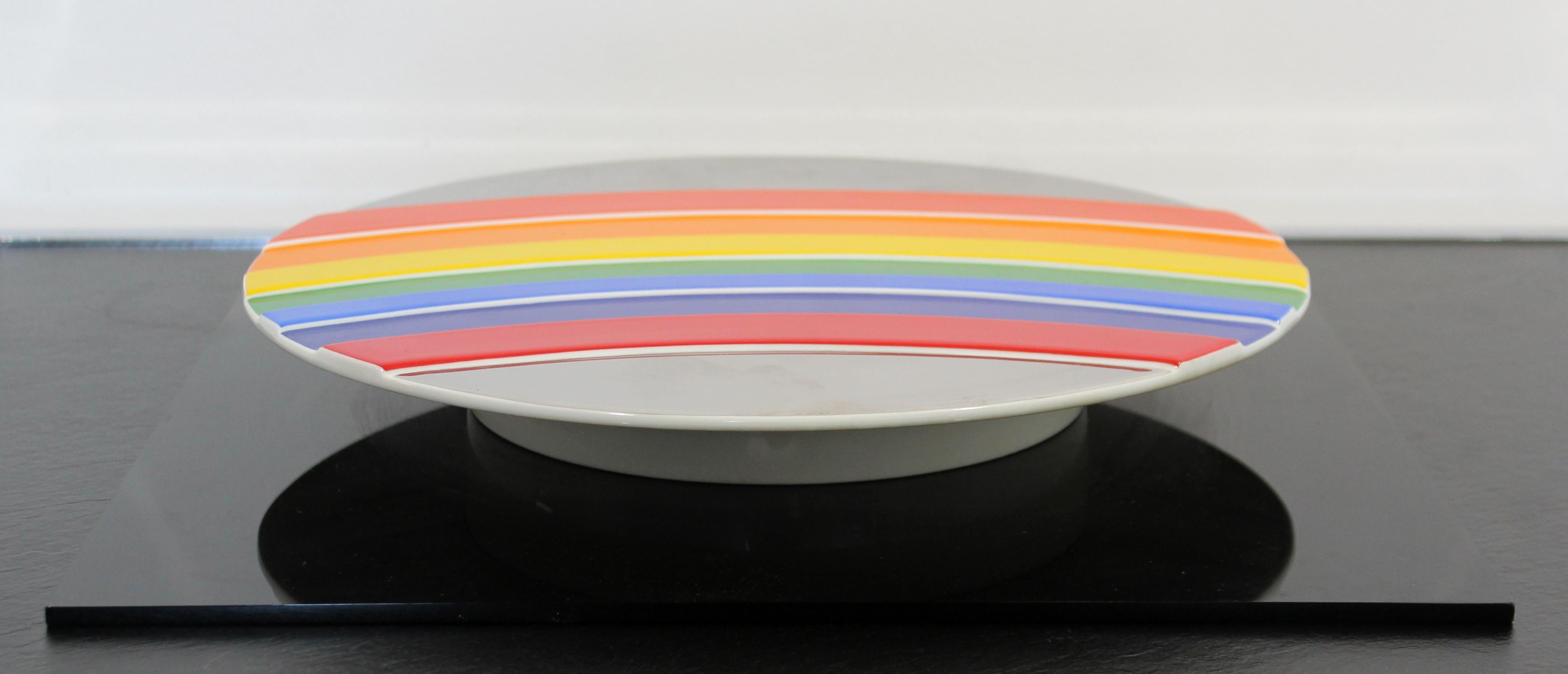 Wir bieten Ihnen einen hinreißenden, regenbogenfarbenen Porzellan-Kunstteller mit der Aufschrift Rosenthal Jahresteller edition 1973 von Otto Piene, nummeriert 348/3.000, 1970er Jahre. In ausgezeichnetem Zustand. Die Abmessungen sind 15,5