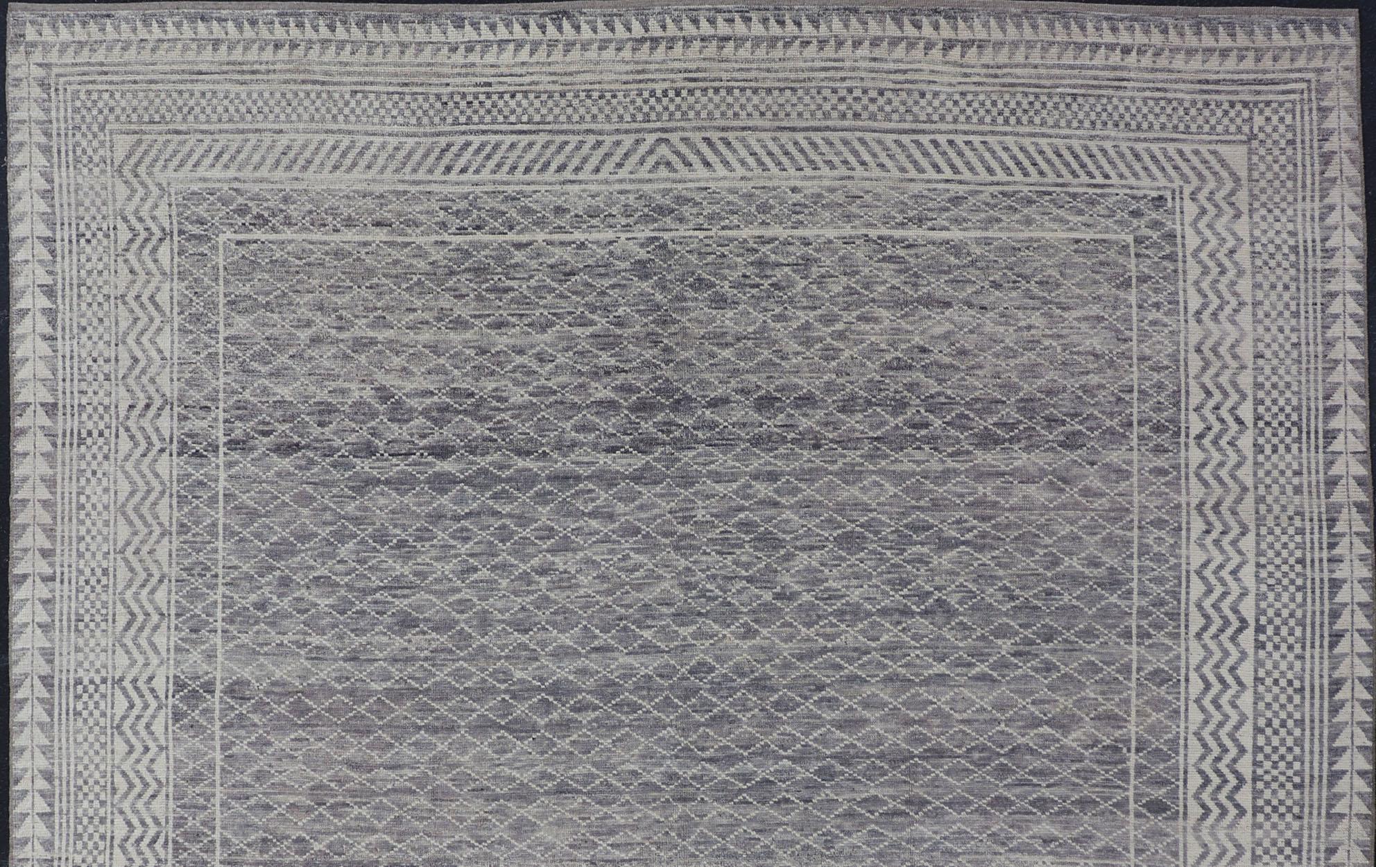 Tappeto moderno con disegno all-over di Keivan Woven Arts in grigio e panna in vendita 2