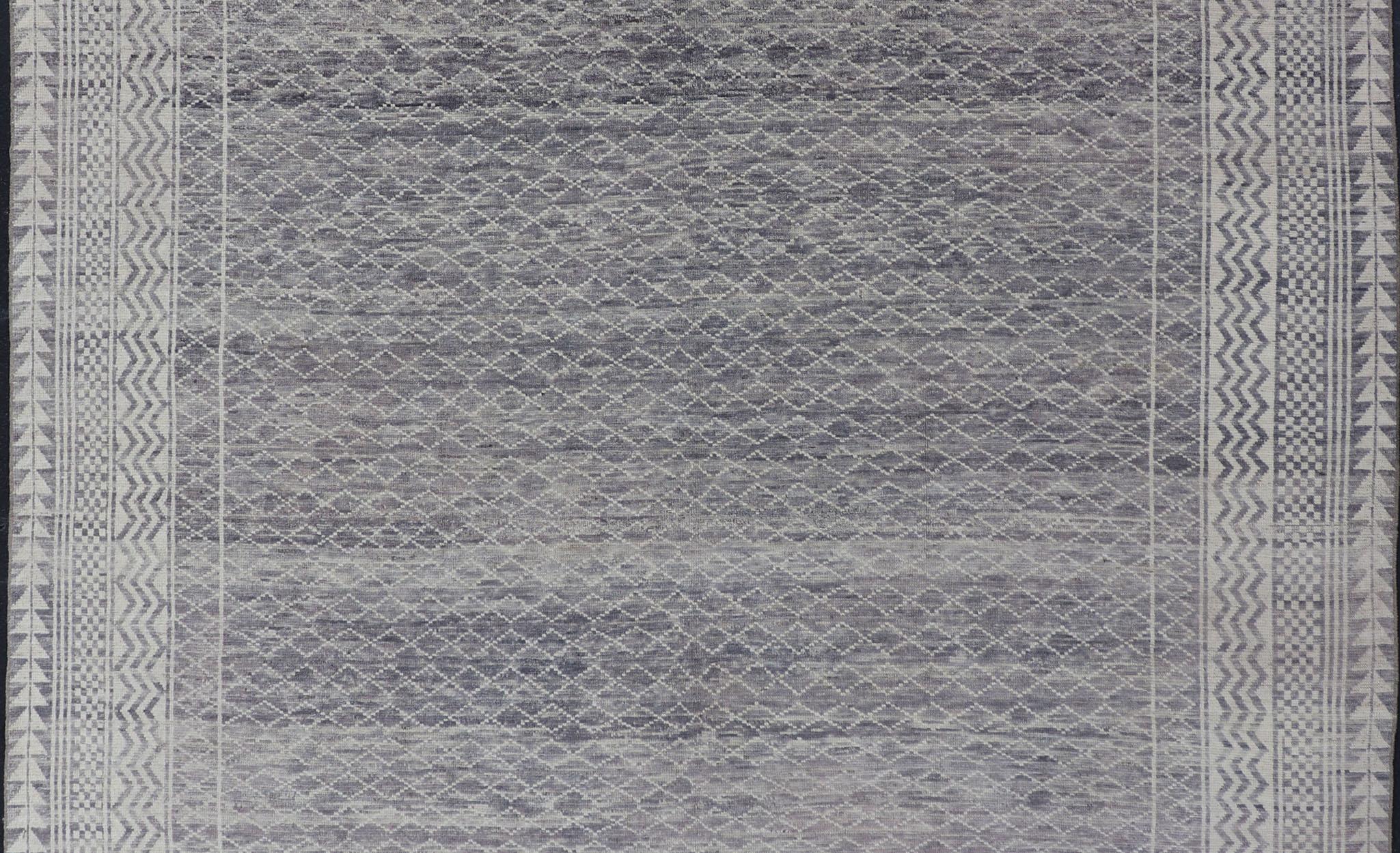 Tappeto moderno con disegno all-over di Keivan Woven Arts in grigio e panna in vendita 3