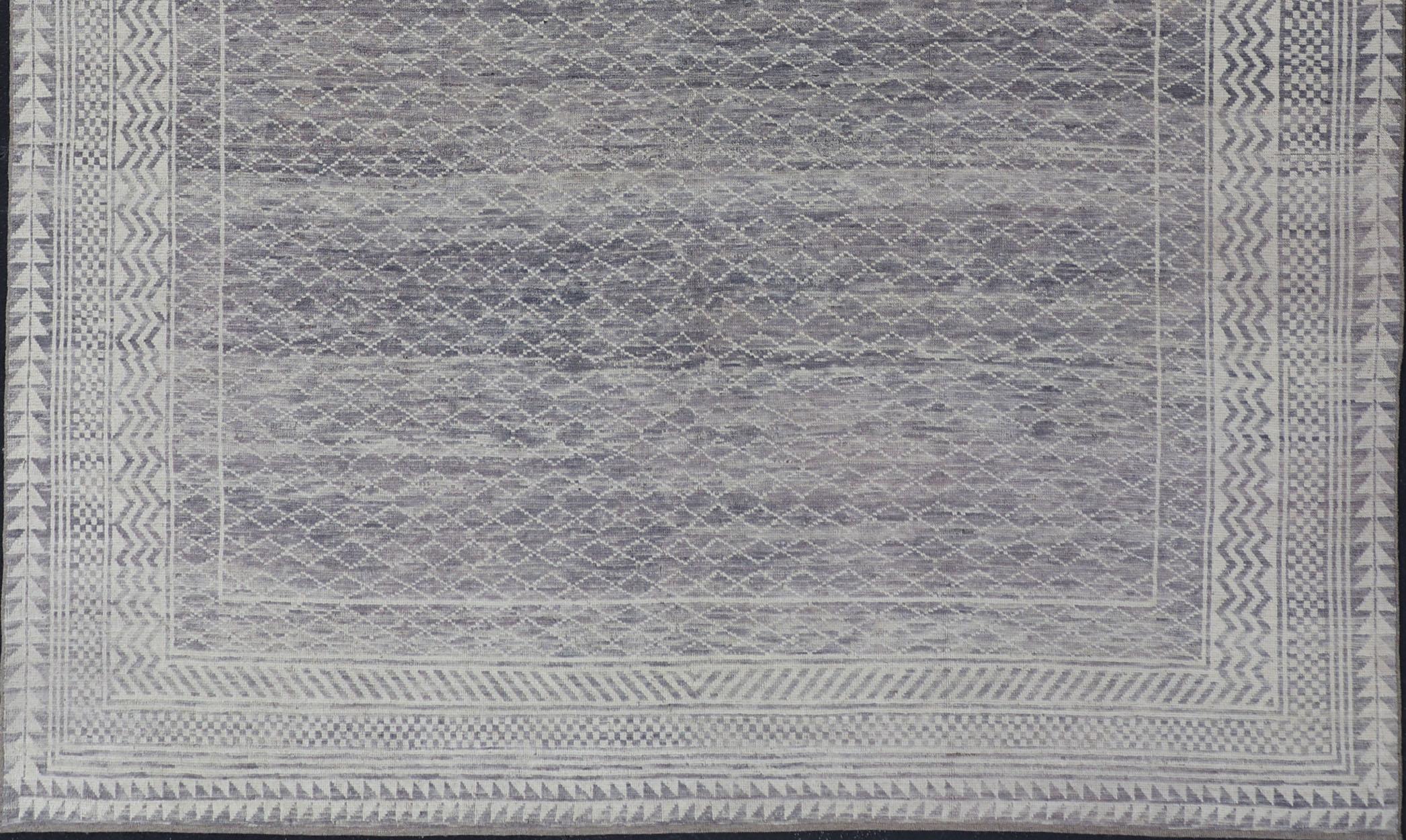 Tappeto moderno con disegno all-over di Keivan Woven Arts in grigio e panna in vendita 4