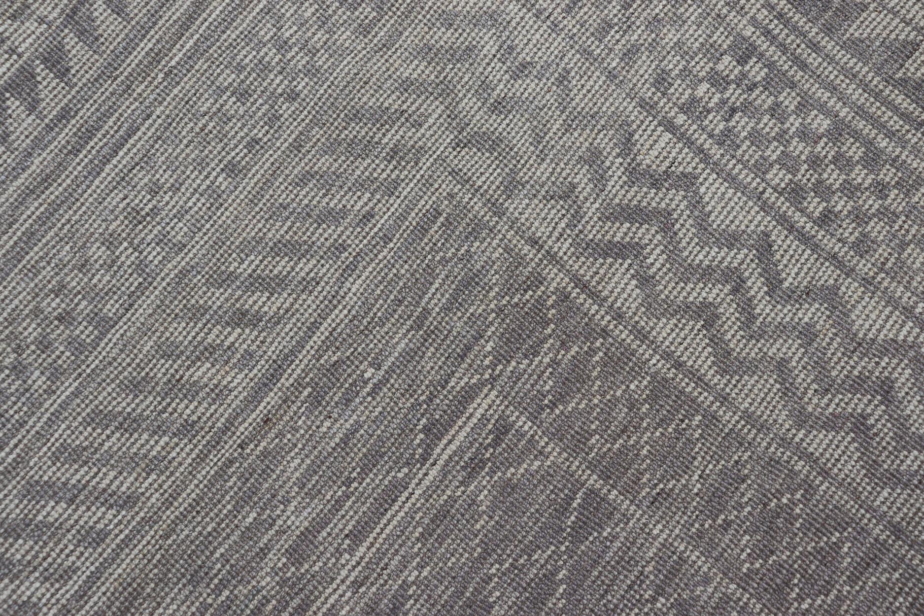 Tappeto moderno con disegno all-over di Keivan Woven Arts in grigio e panna in vendita 5
