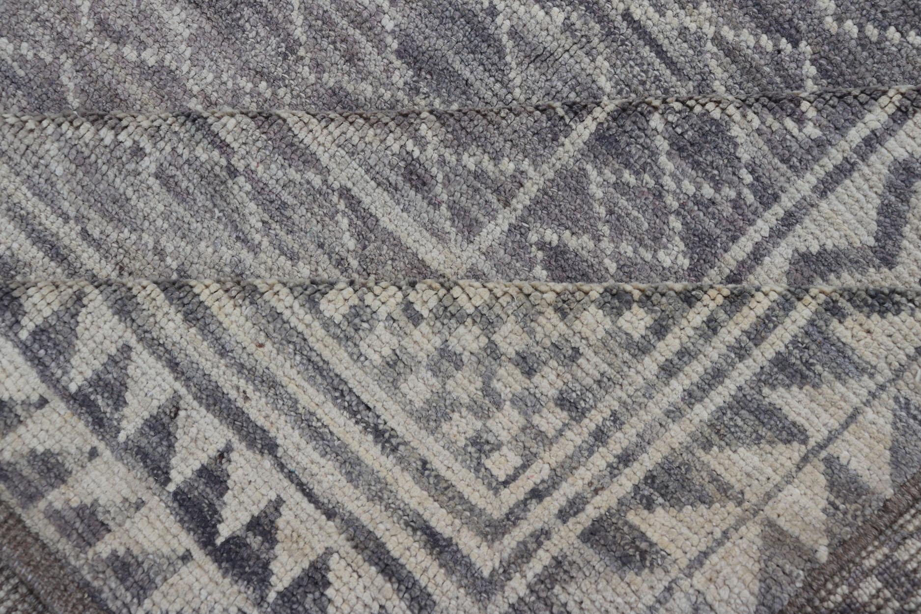 Tappeto moderno con disegno all-over di Keivan Woven Arts in grigio e panna in vendita 6