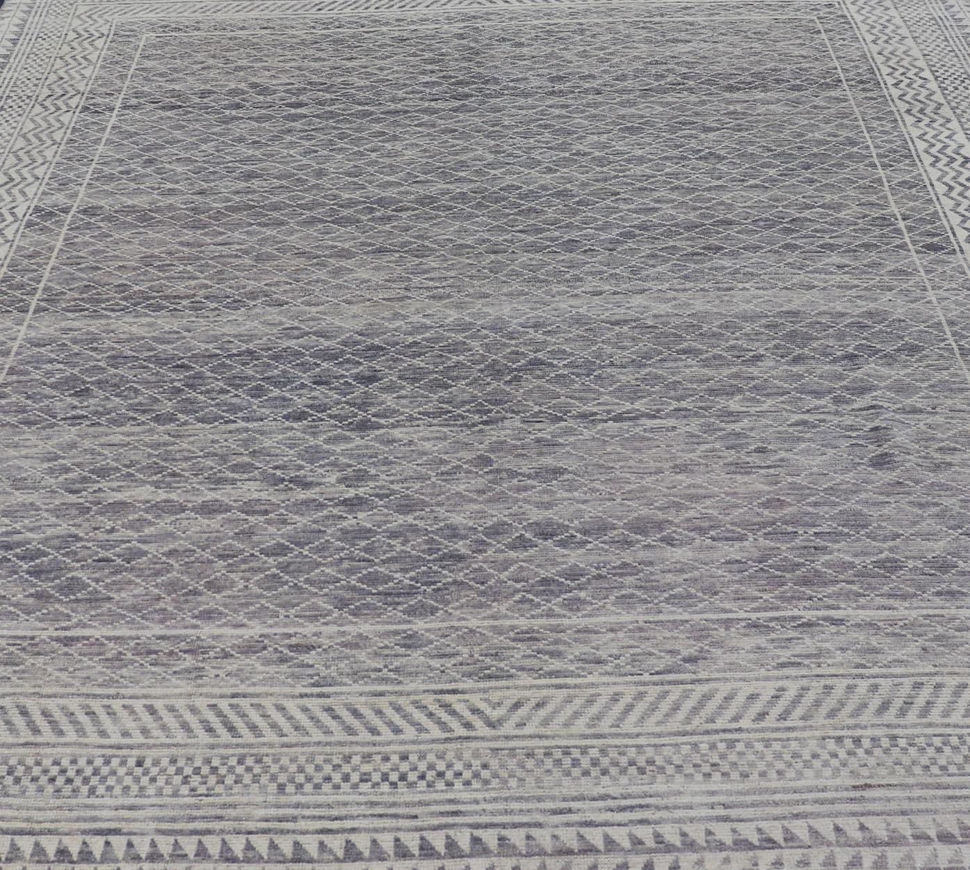 Tappeto moderno con disegno all-over di Keivan Woven Arts in grigio e panna in vendita 7