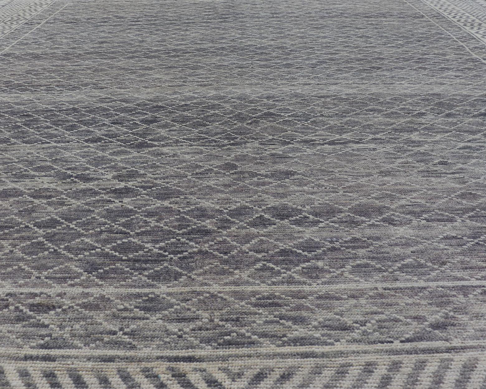 Tappeto moderno con disegno all-over di Keivan Woven Arts in grigio e panna in vendita 8