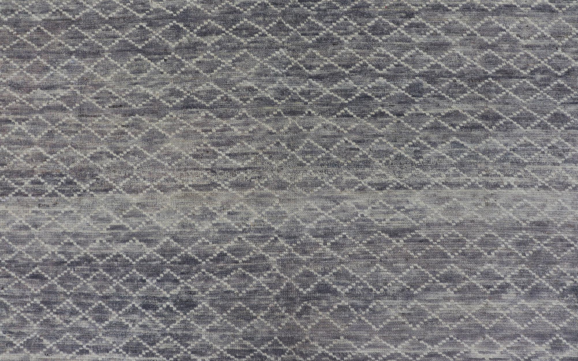 Misure: 10'1 x 12'0 
Tappeto moderno con disegno all-over di Keivan Woven Arts in grigio e crema. Keivan Woven Arts/ Tappeto AFG-39481, Paese d'origine/tipo: Afghanistan, Moderno. 
Il design moderno e discreto di questo tappeto impilato lo rende