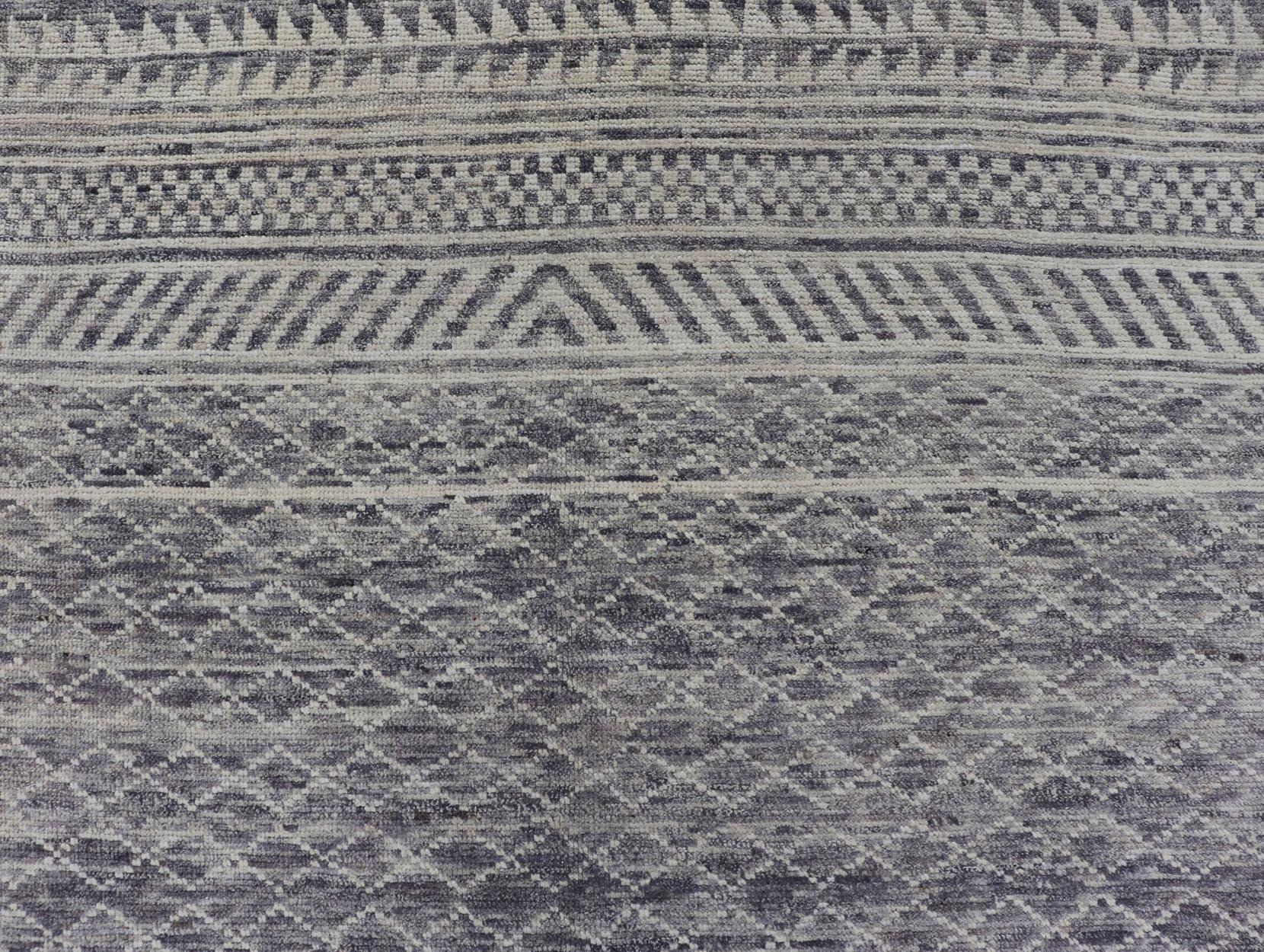 Moderno Tappeto moderno con disegno all-over di Keivan Woven Arts in grigio e panna in vendita