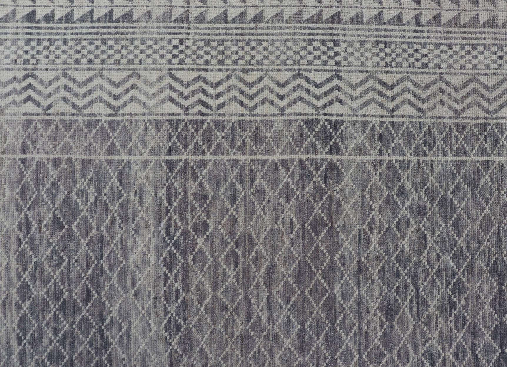 Afghano Tappeto moderno con disegno all-over di Keivan Woven Arts in grigio e panna in vendita