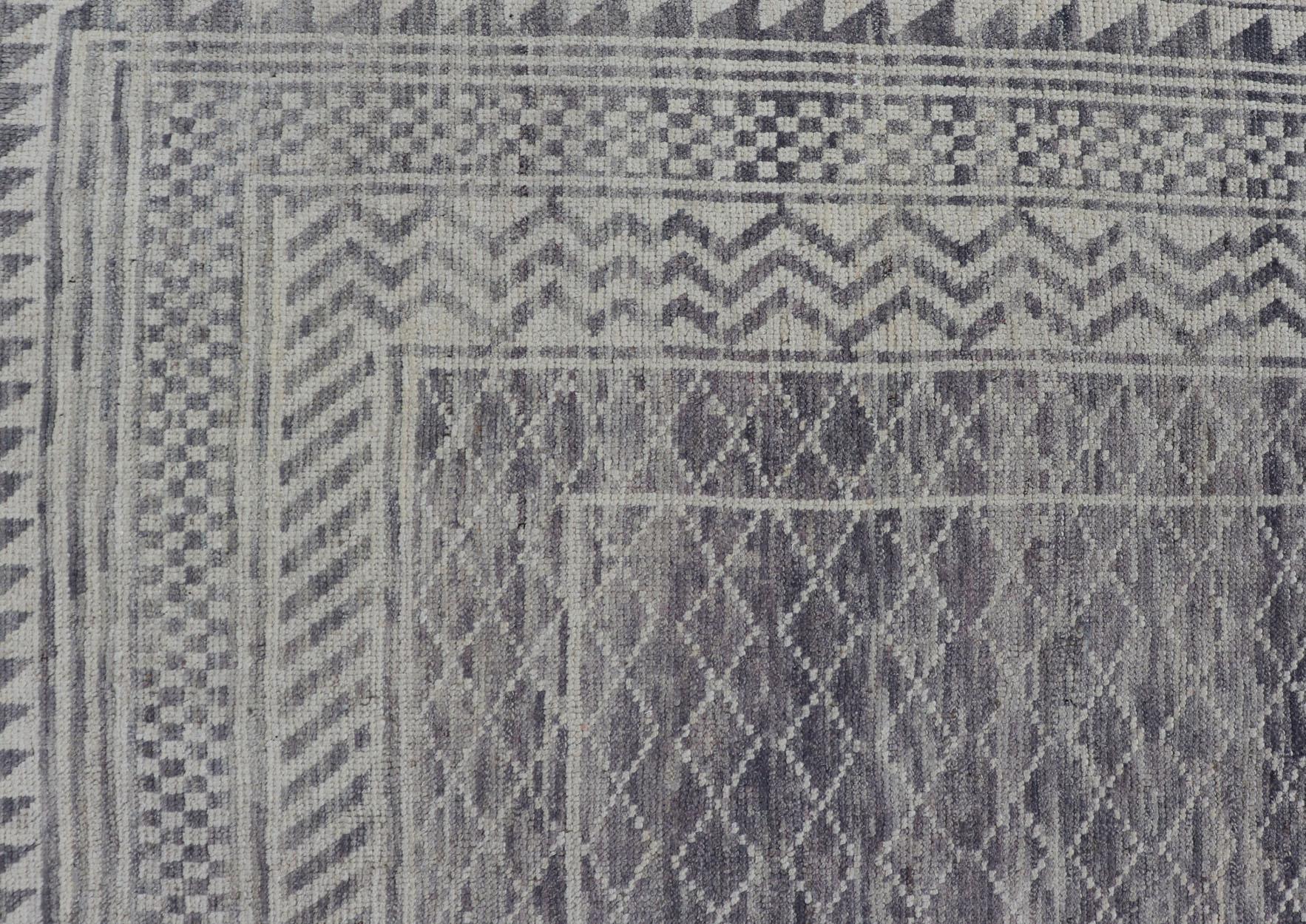 Annodato a mano Tappeto moderno con disegno all-over di Keivan Woven Arts in grigio e panna in vendita