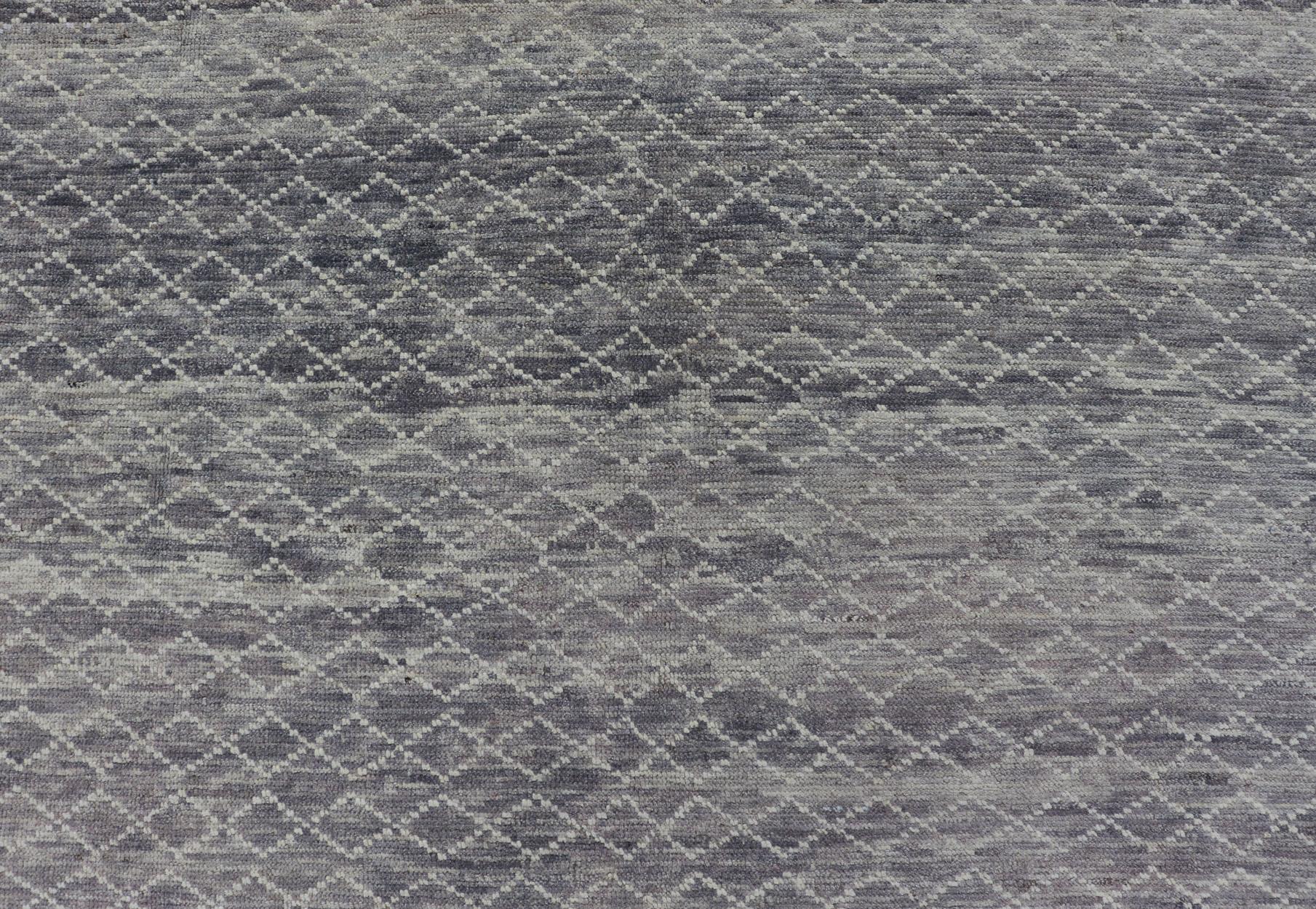 Tappeto moderno con disegno all-over di Keivan Woven Arts in grigio e panna In condizioni ottime in vendita a Atlanta, GA